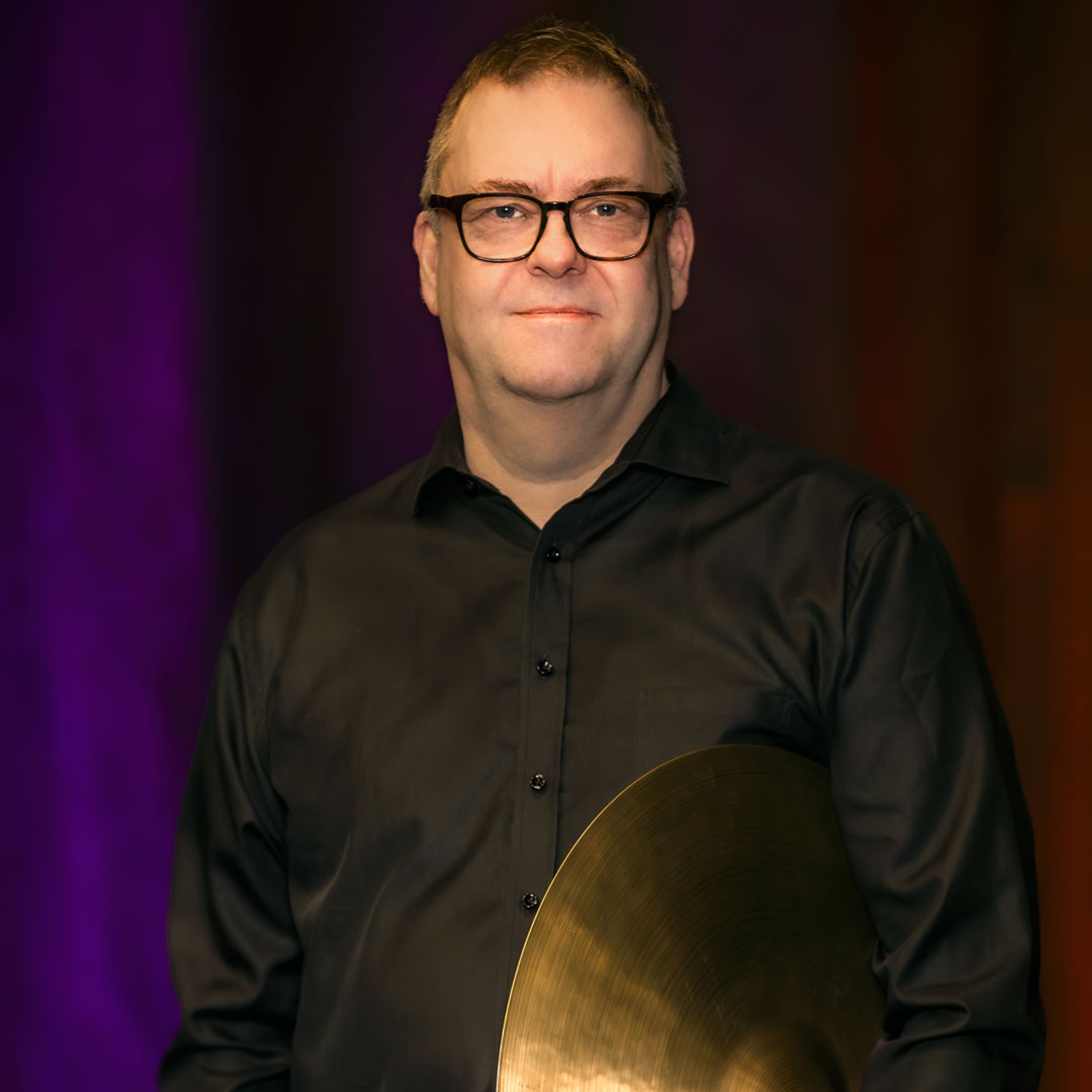 Göran Kroon håller i en cymbal.