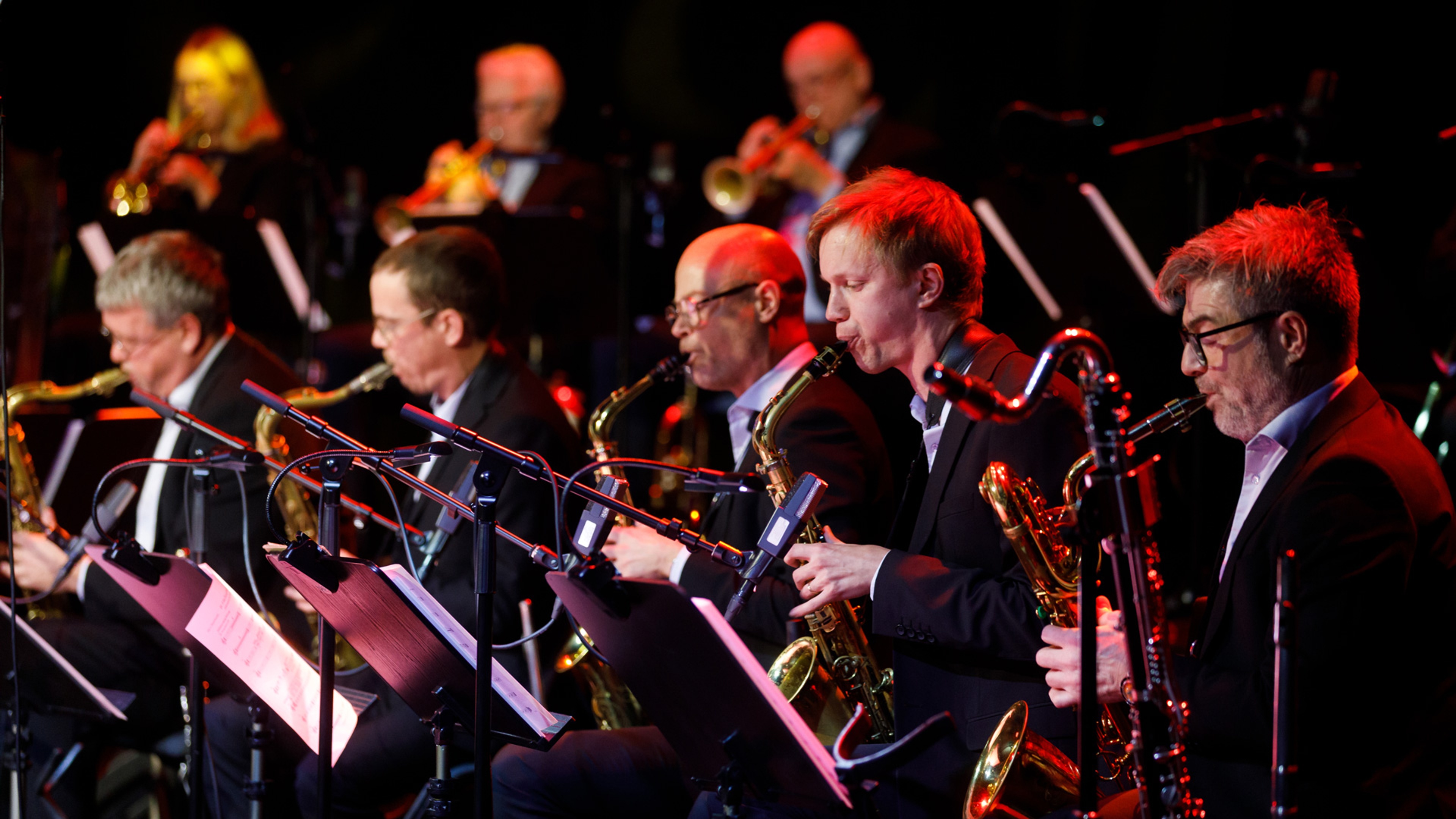 Bohuslän Big Bands saxofonsektion på scen. 