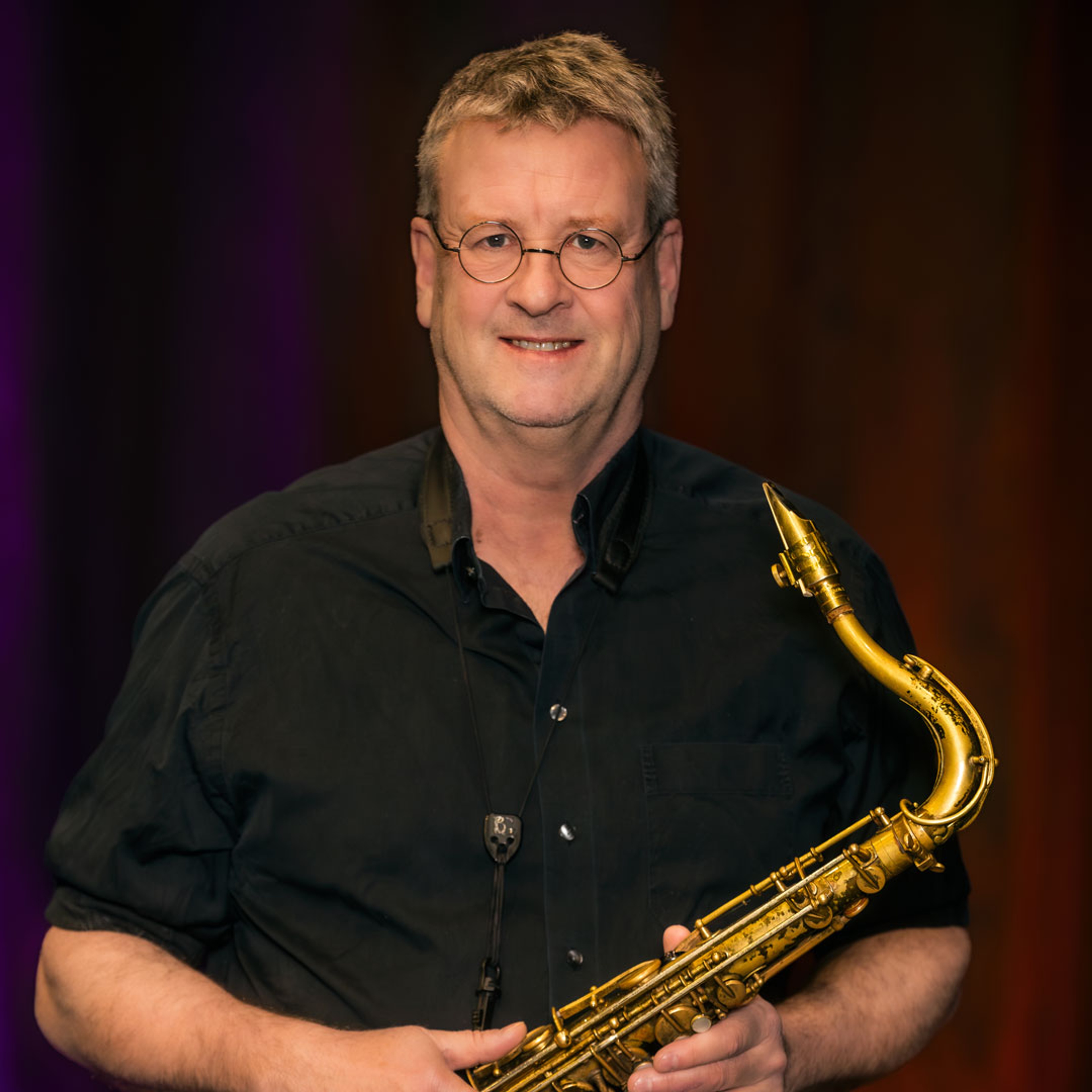 Mikael Karlsson håller i en saxofon
