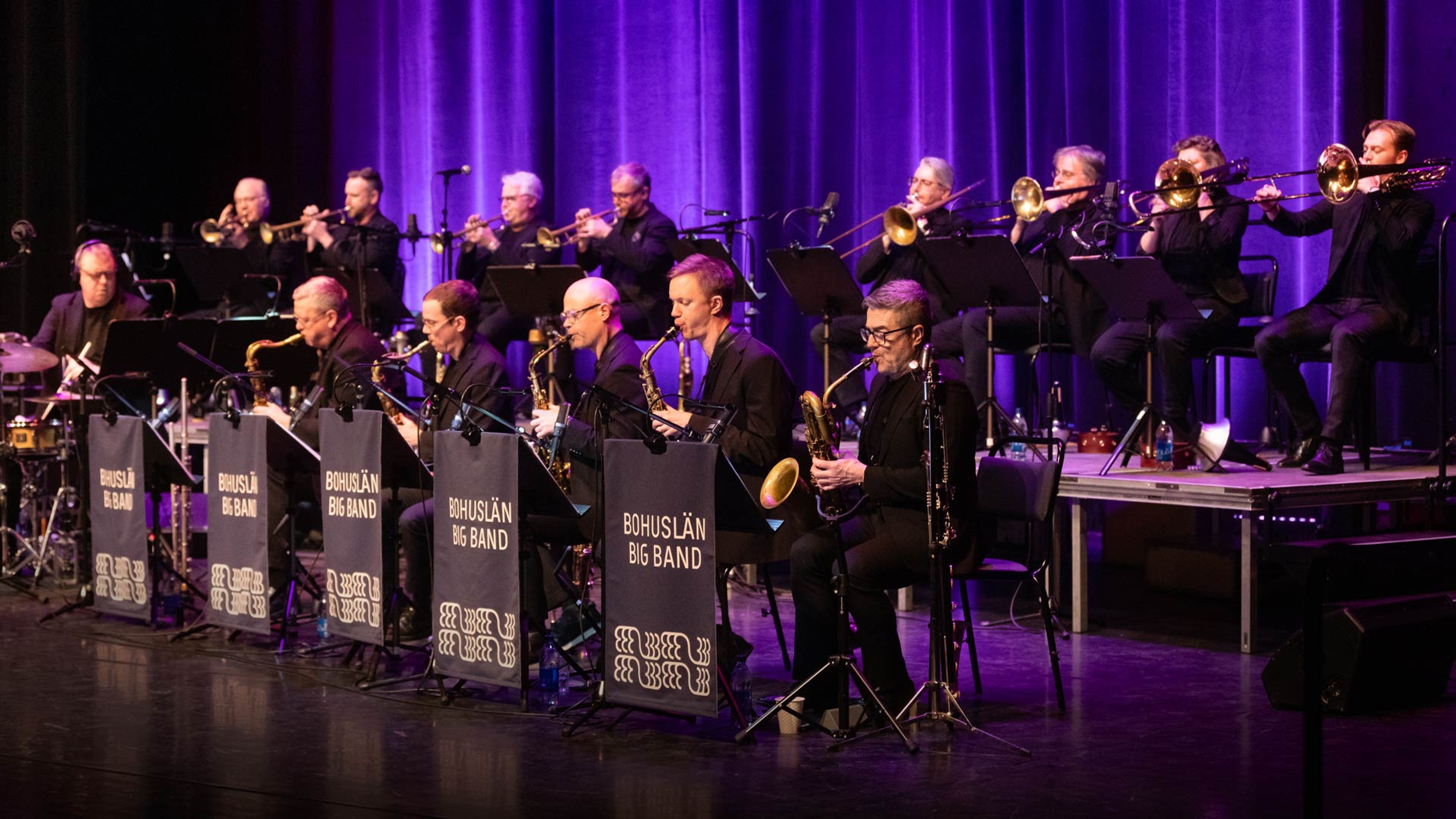 Bohuslän Big Band spelar på en scen.