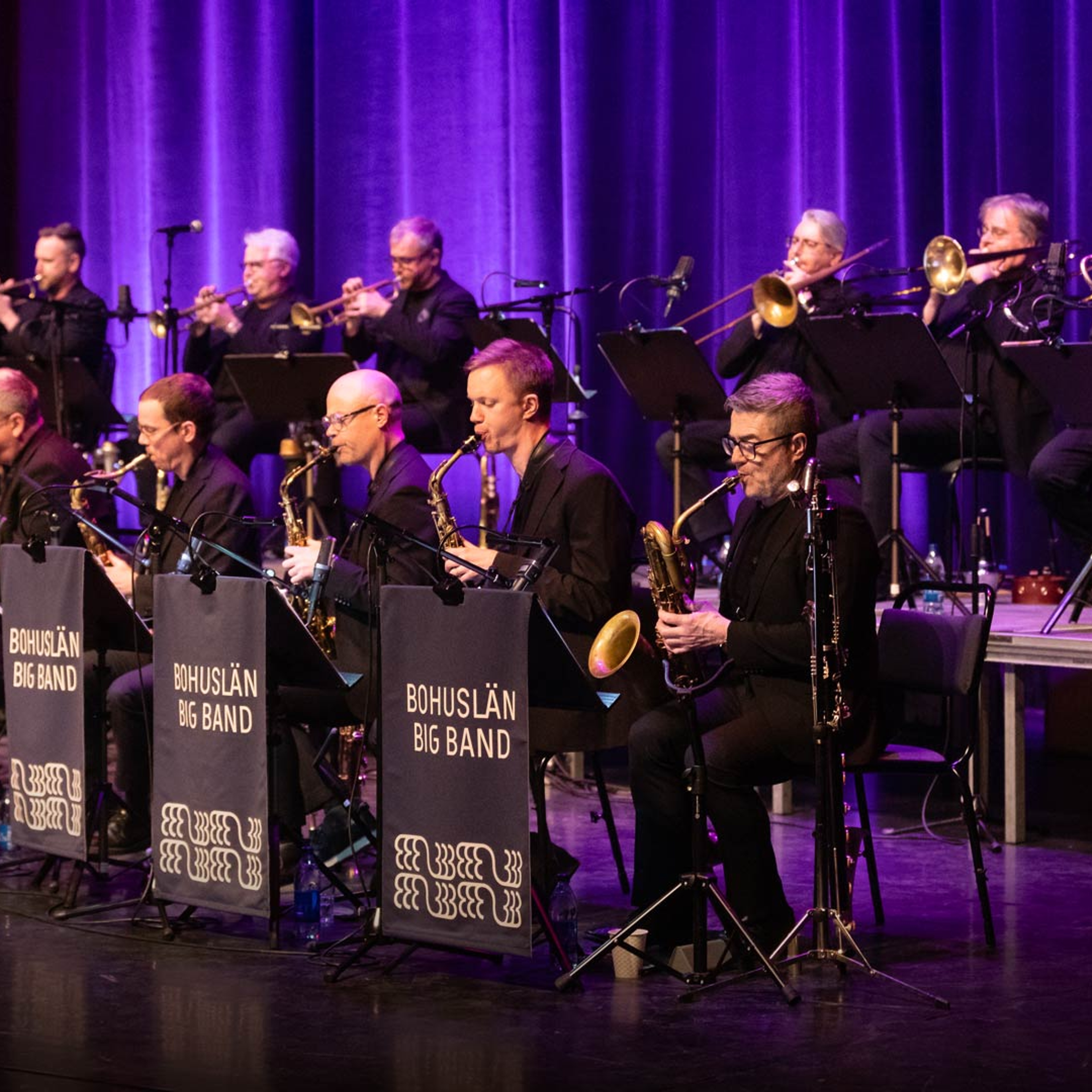 Bohuslän Big Band spelar på en scen.