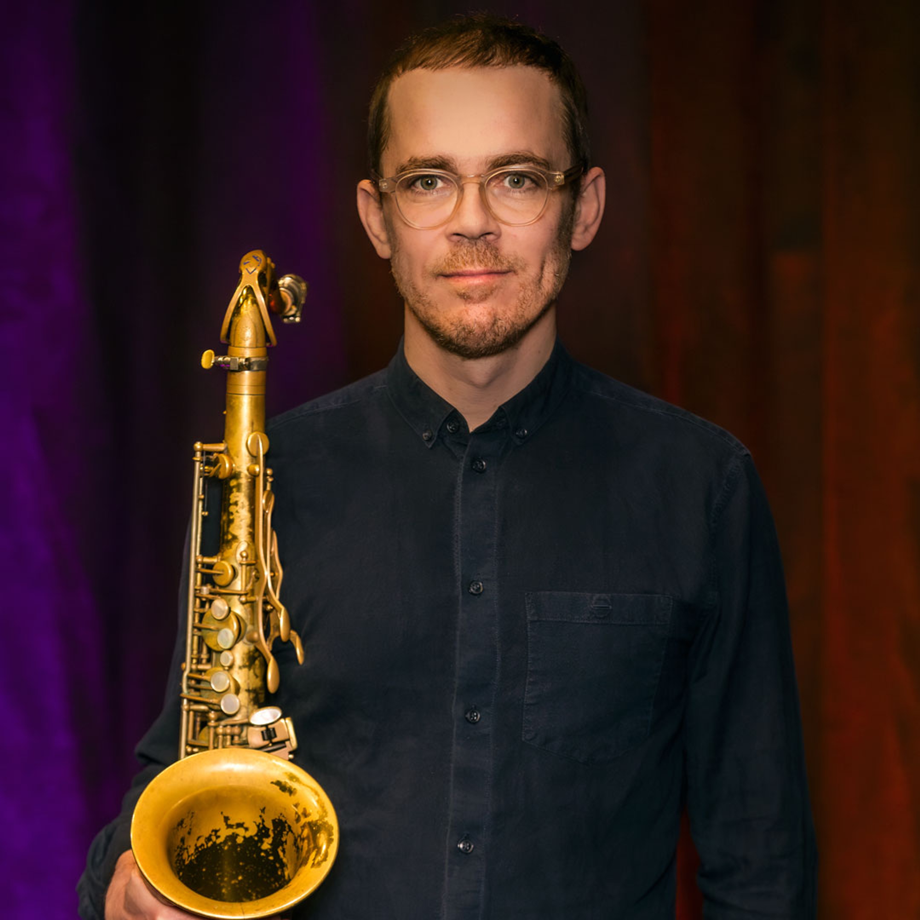 Linus Lindblom håller i en saxofon.