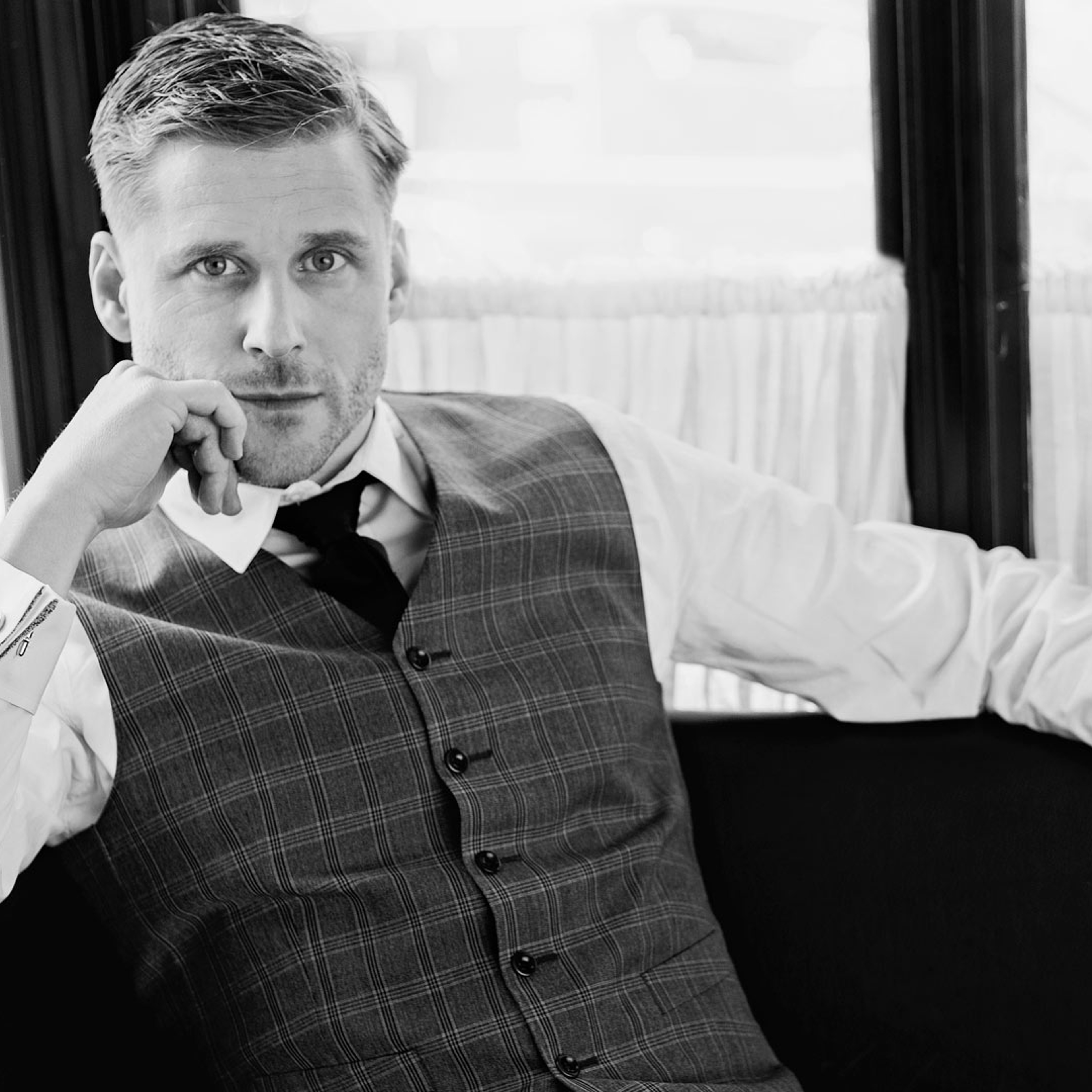 Svartvitt porträtt av Niklas Gabrielsson Lind.