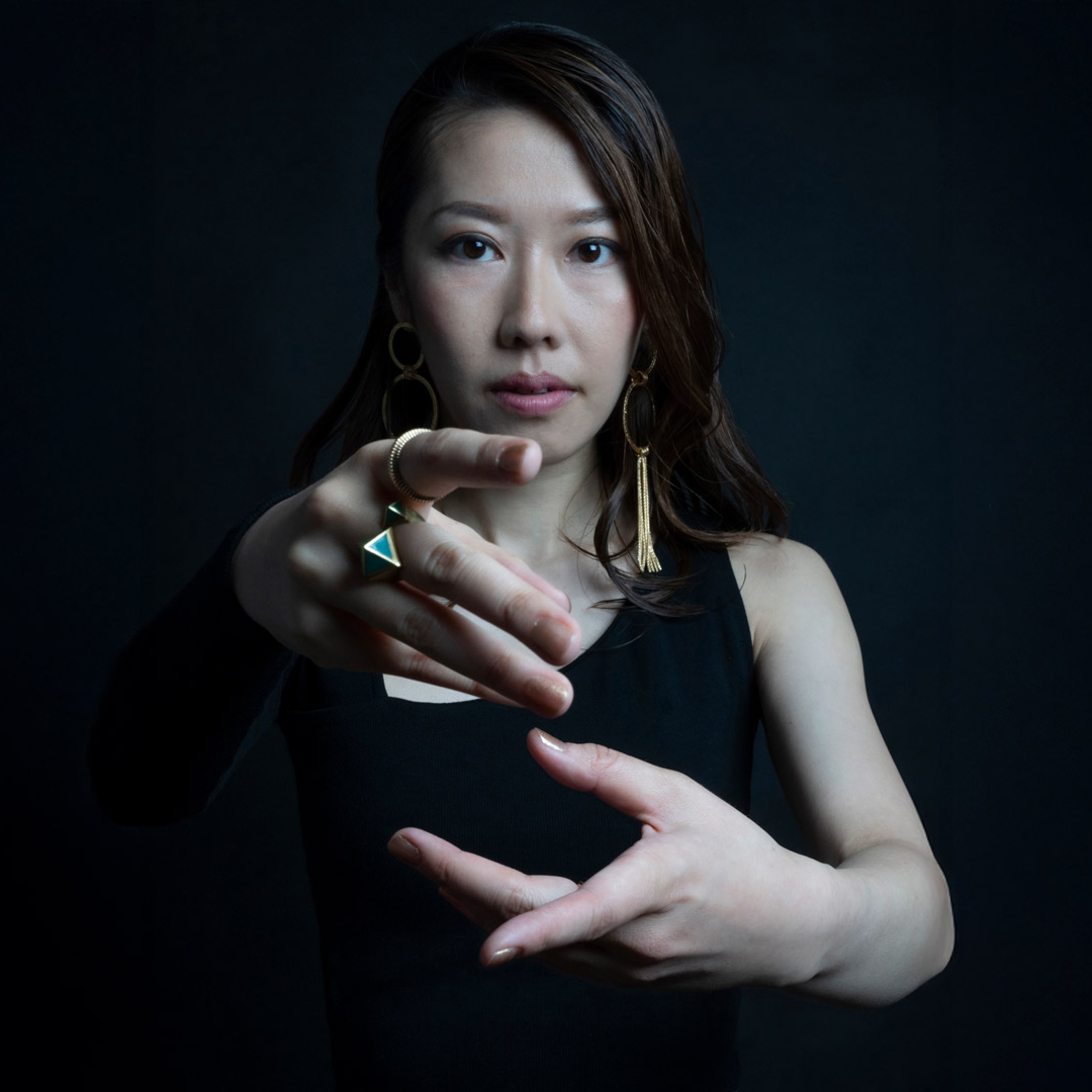 Miho Hazama sträcker fram sina händer.