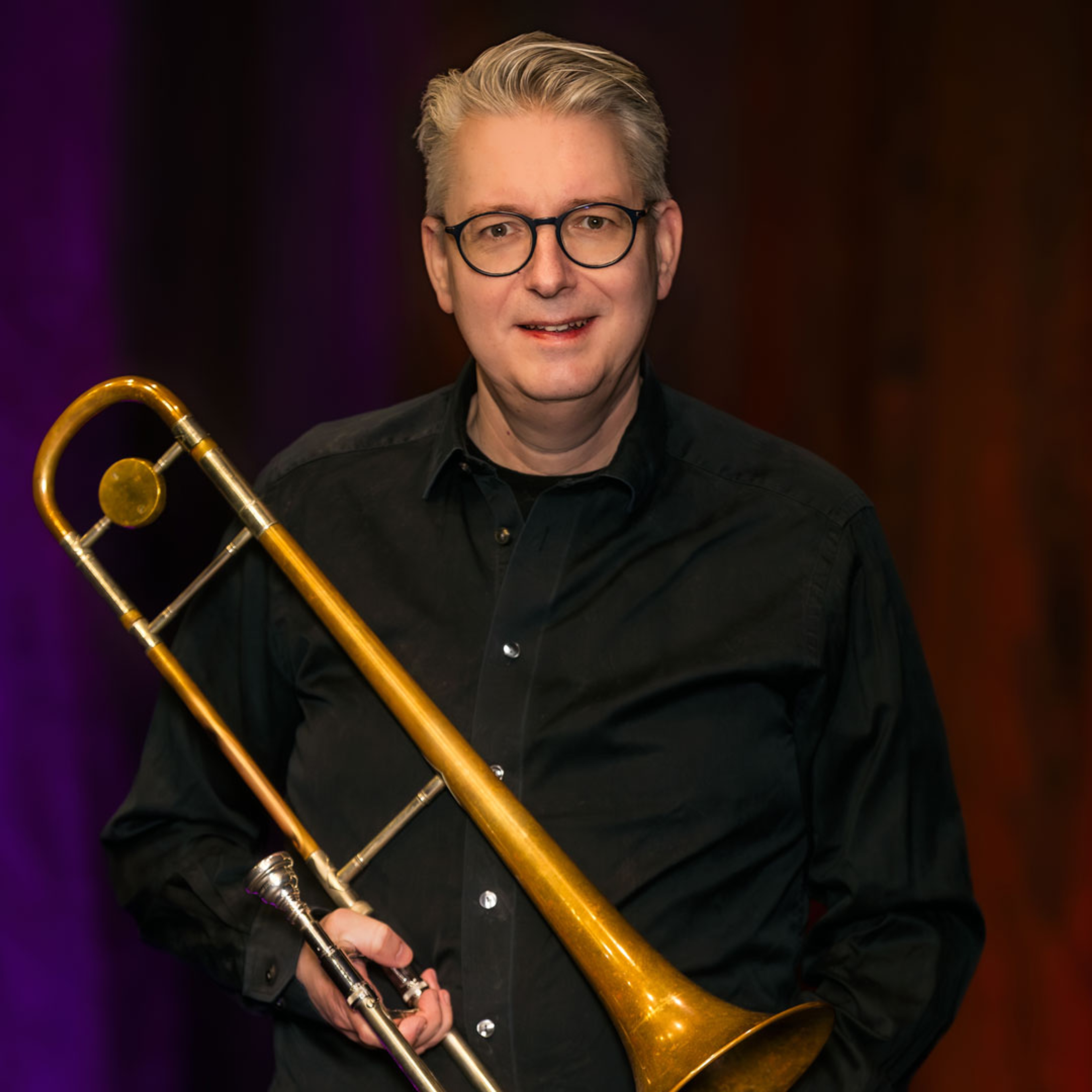 Christer Olofsson håller i en trombon.