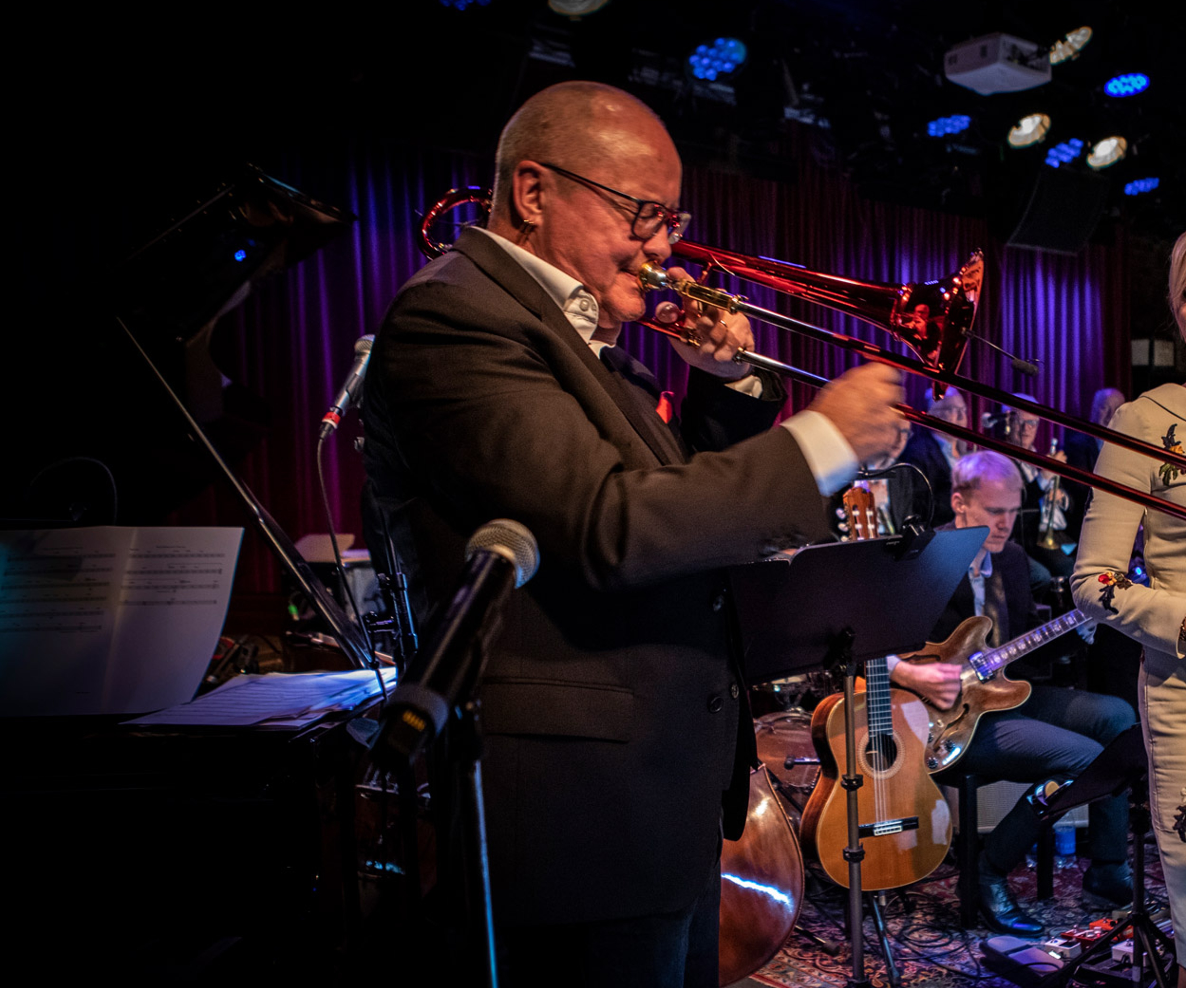 Nisse Landegren på scen i sällskap av andra musiker.