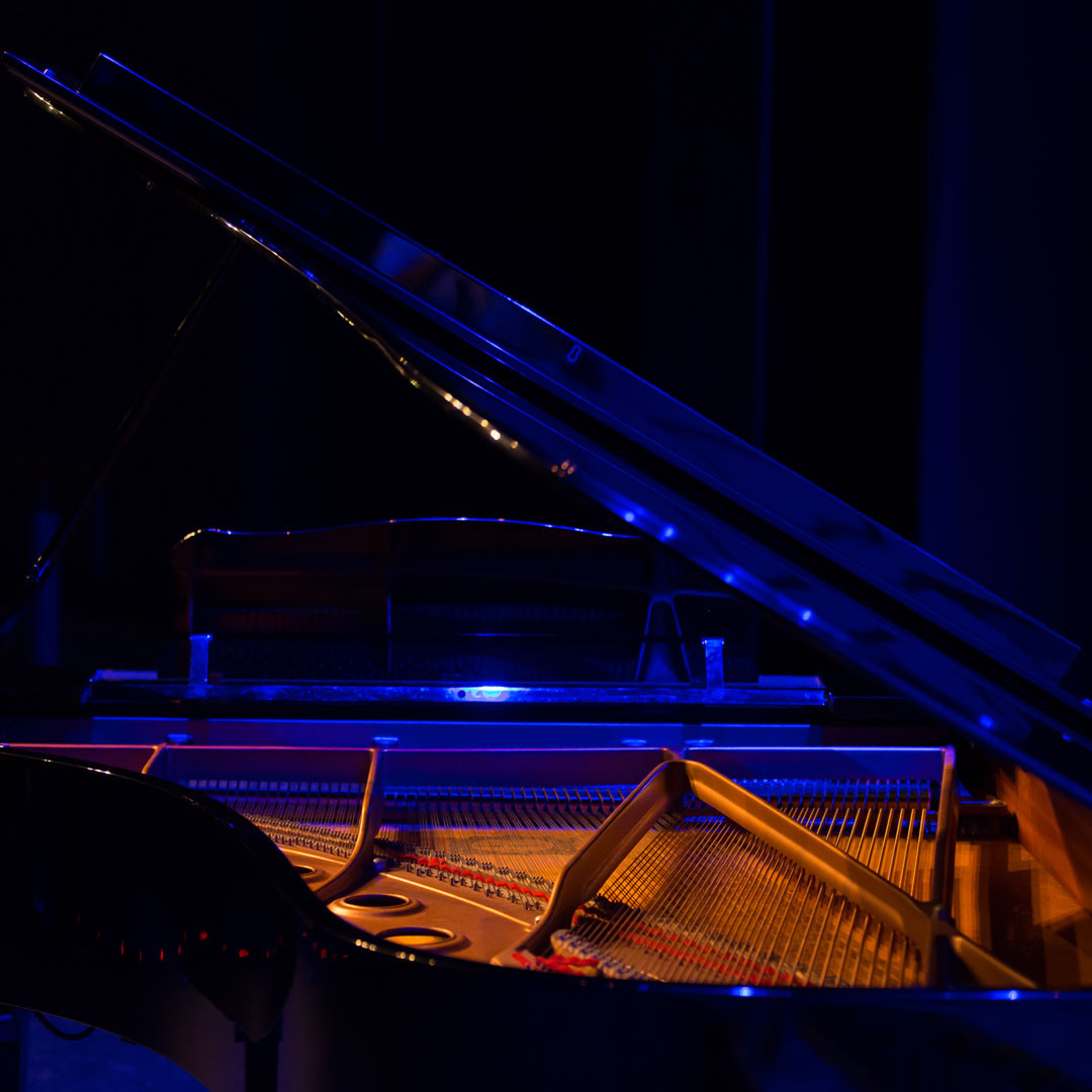 En flygel i scenljus.