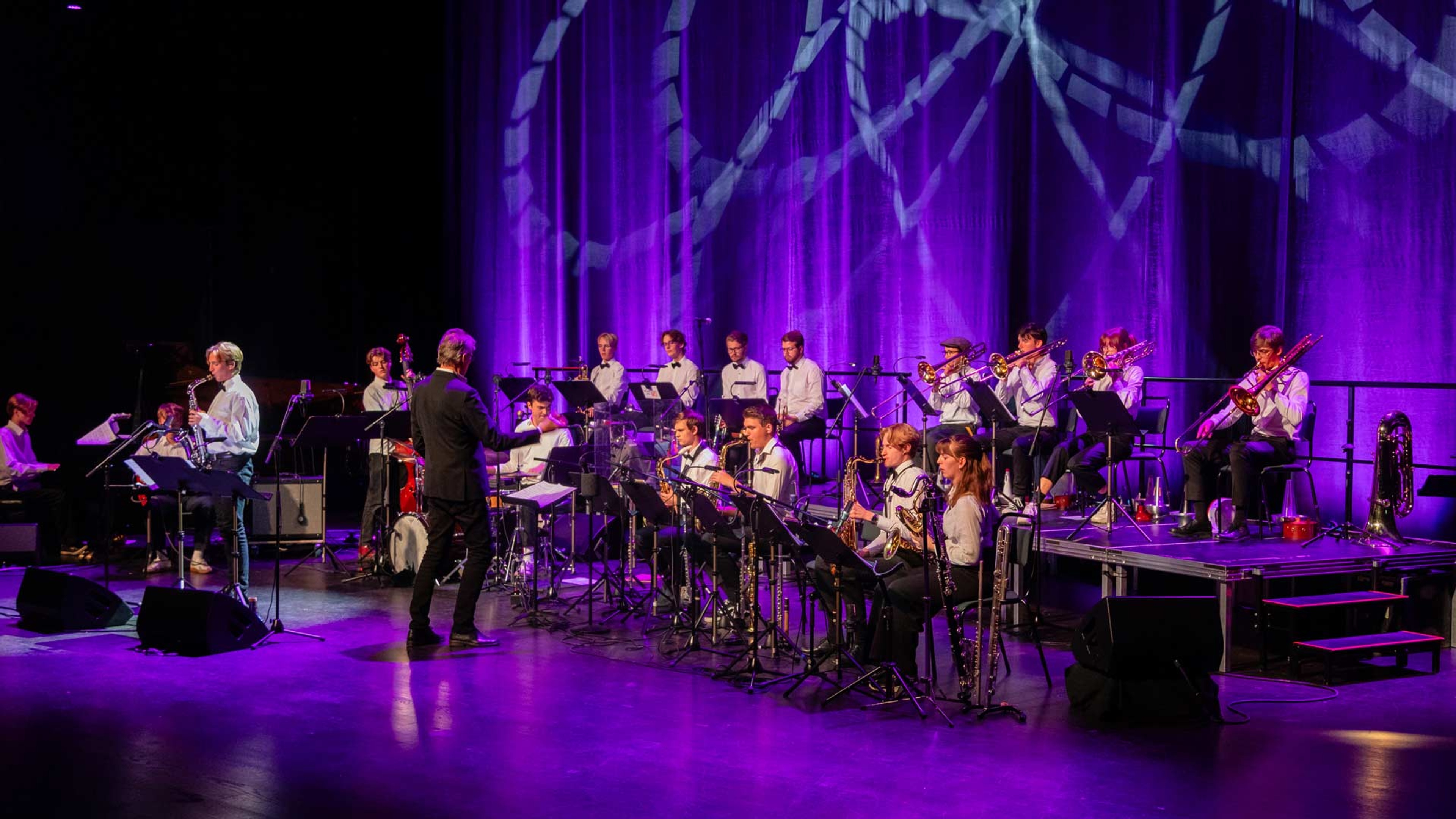 Next Generation Big Band spelar på en scen.