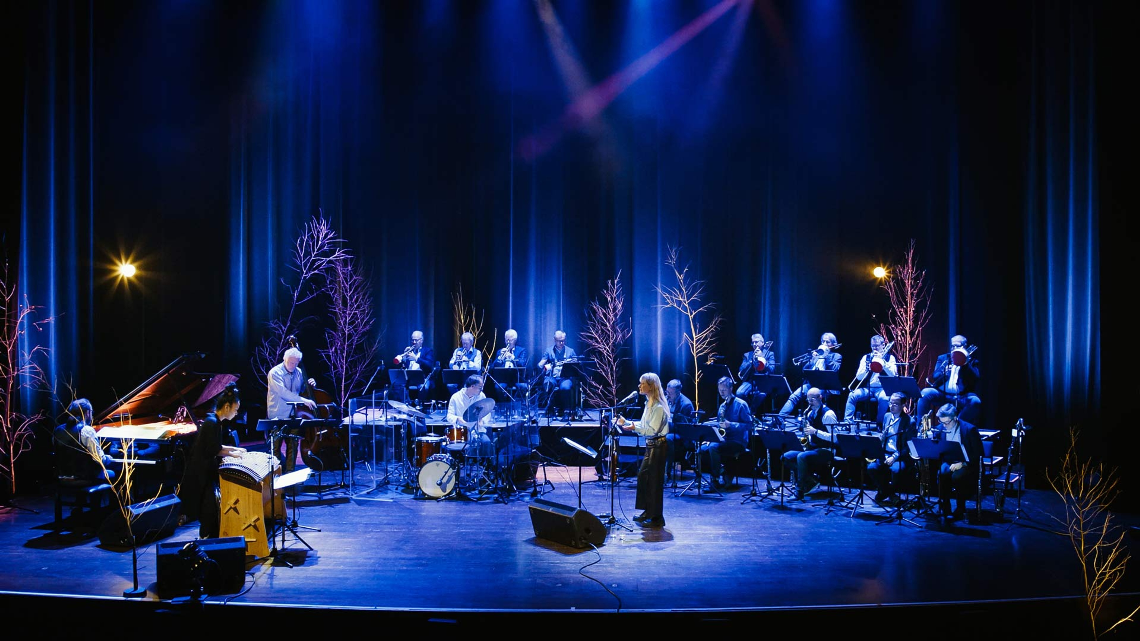 Bohuslän Big Band på scen tillsammans med Lena Willemark, Karin Nakagawa och Anders Jormin.