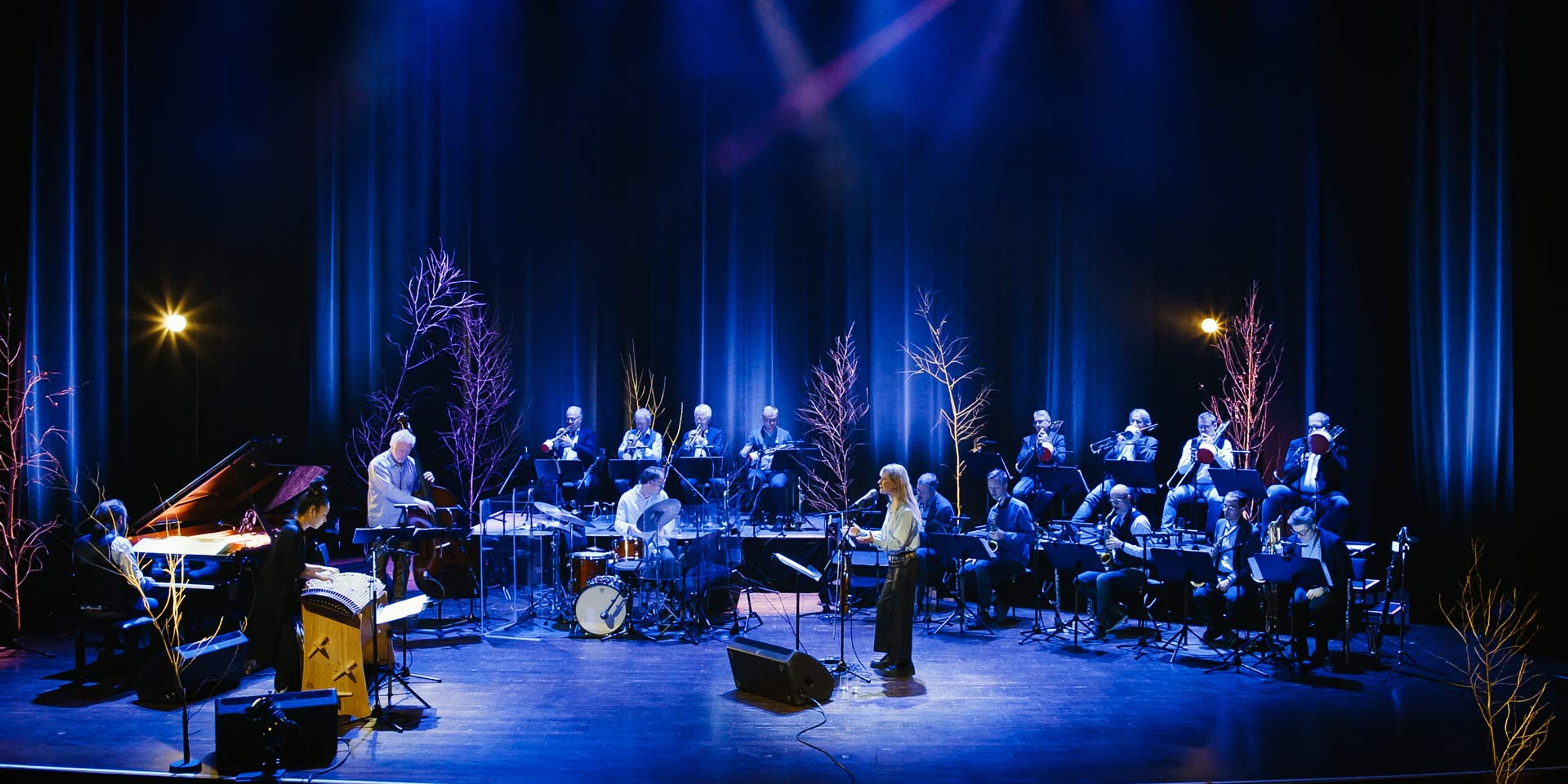 Bohuslän Big Band spelar på en scen.