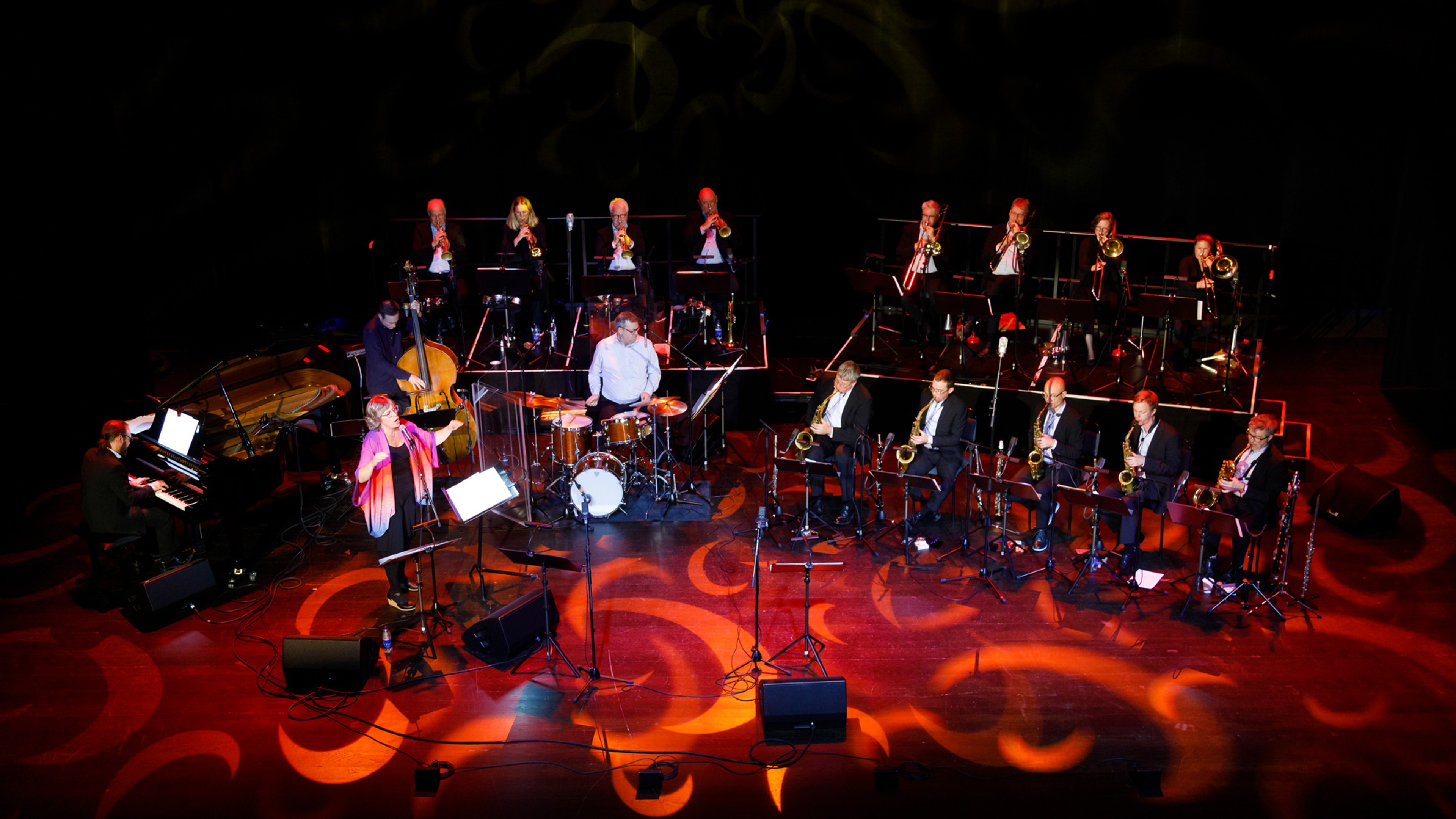 Bohuslän Big Band på scen med sångsolist
