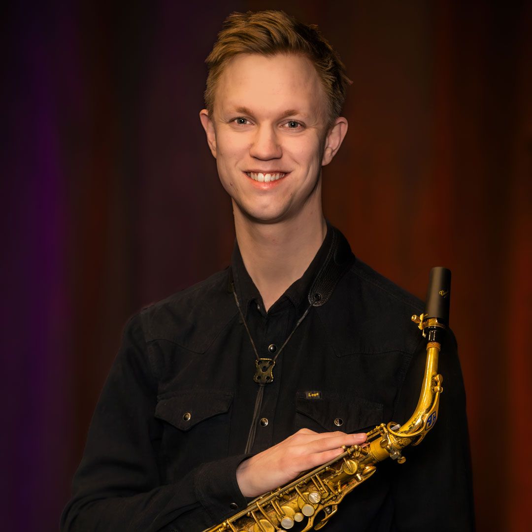 Martin Bjurek Svanström håller i en saxofon.