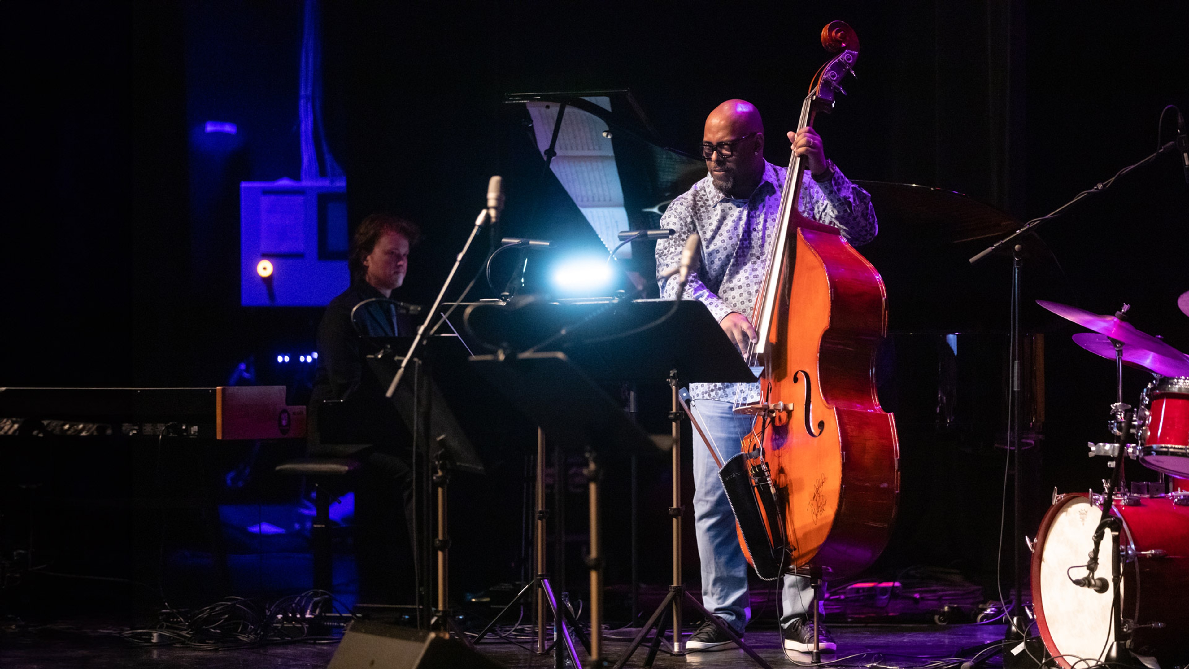 Basisten Christian McBride på scen.