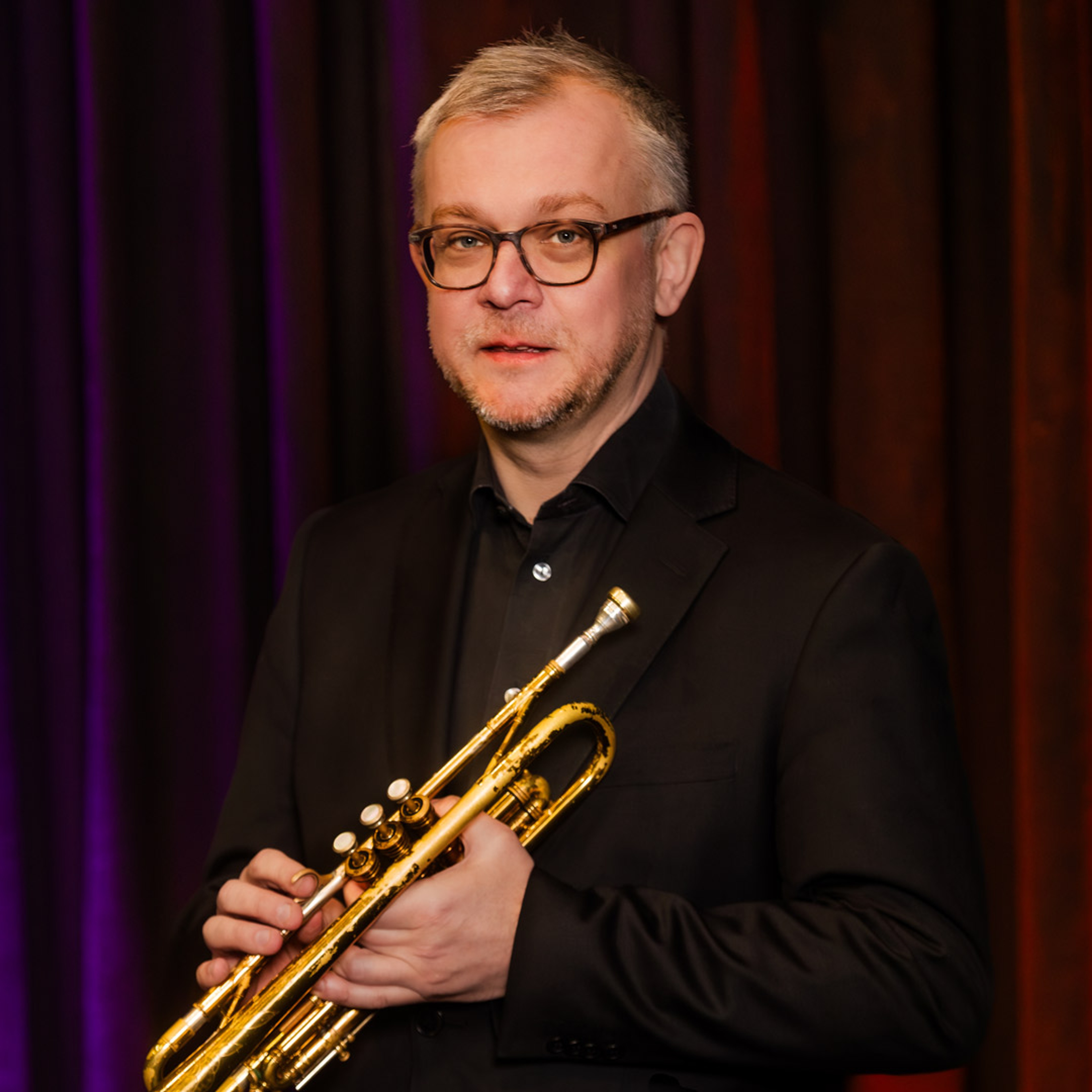 Samuel Olsson håller i en trumpet.