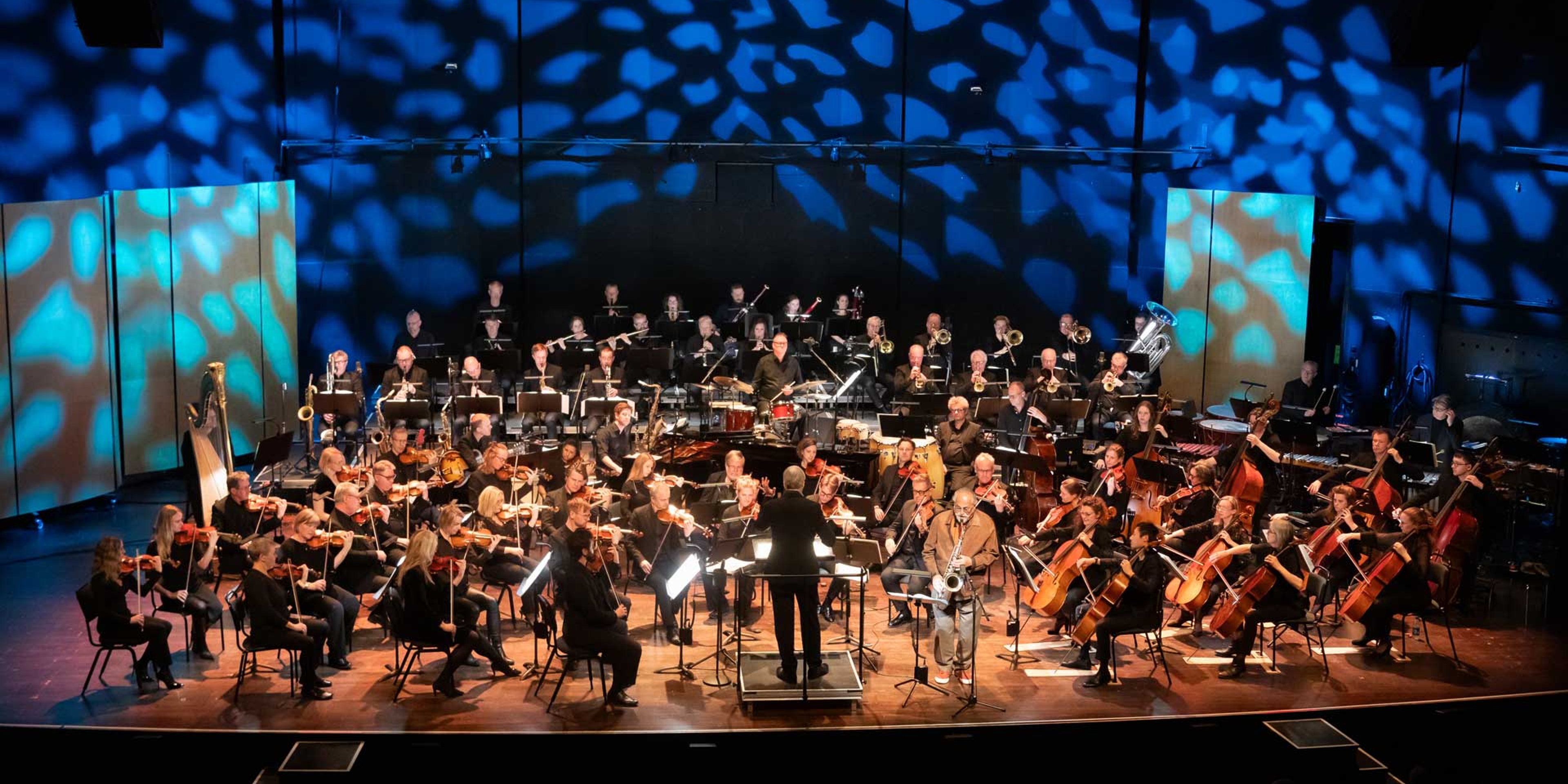 Göteborgs Symfoniker och Bohuslän Big Band på scen i Vara Konserthus.