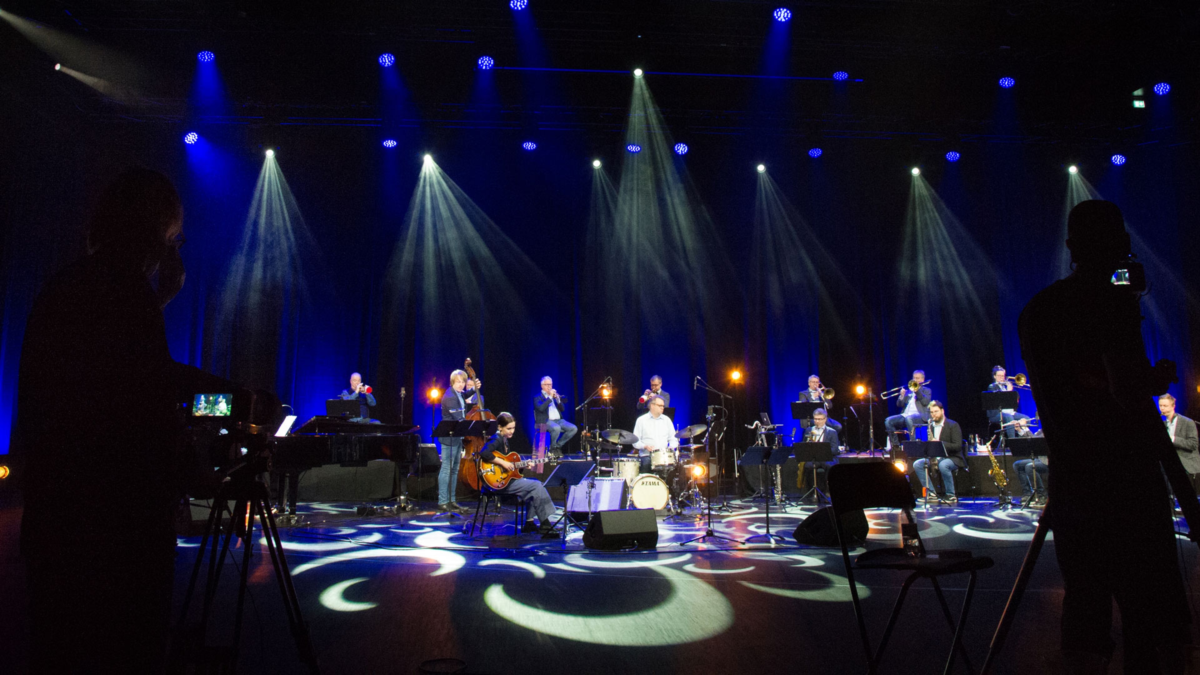 Bohuslän Big Band och gitarrsolist på scen