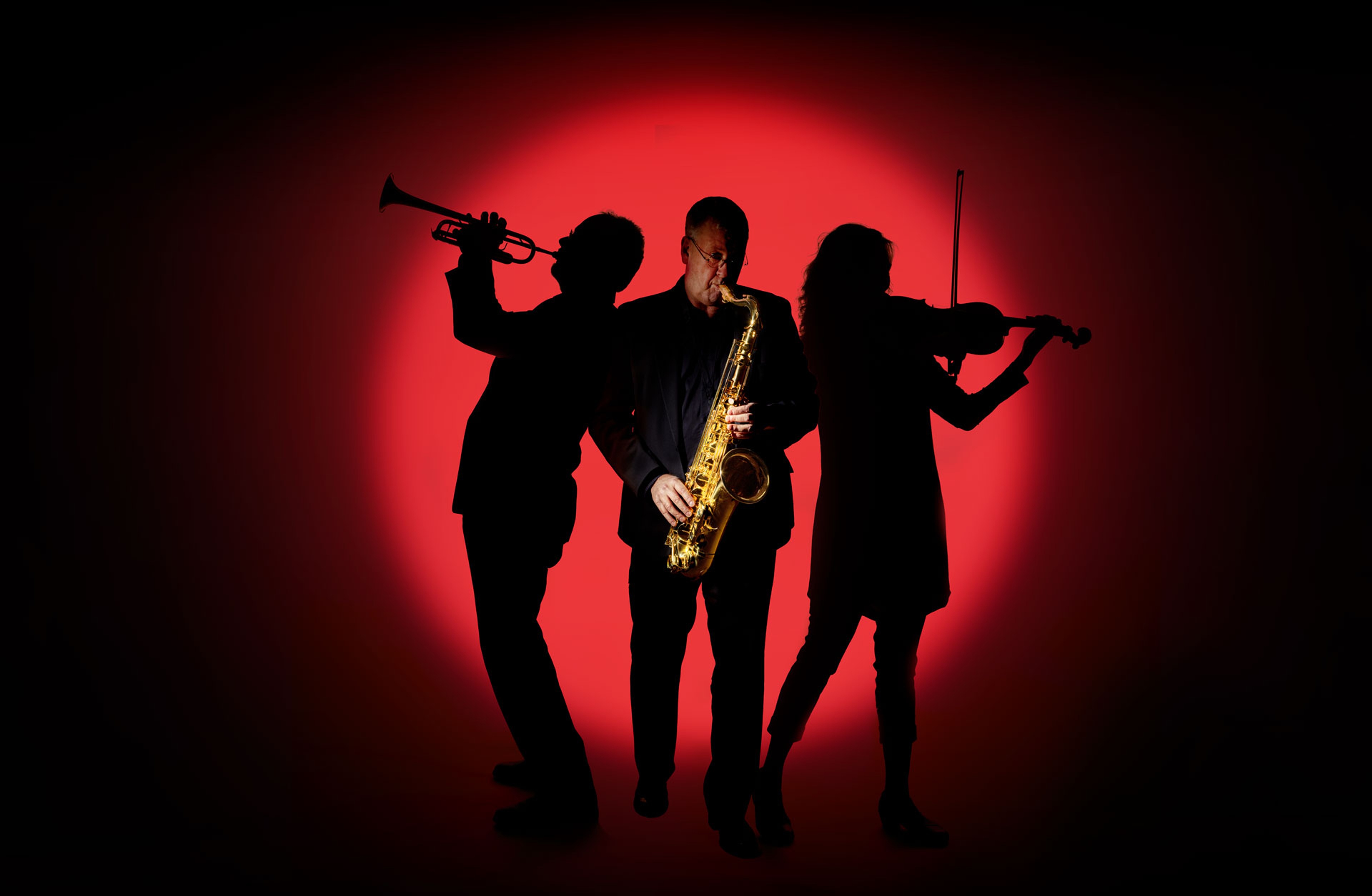 Två blåsmusiker och en violinist.