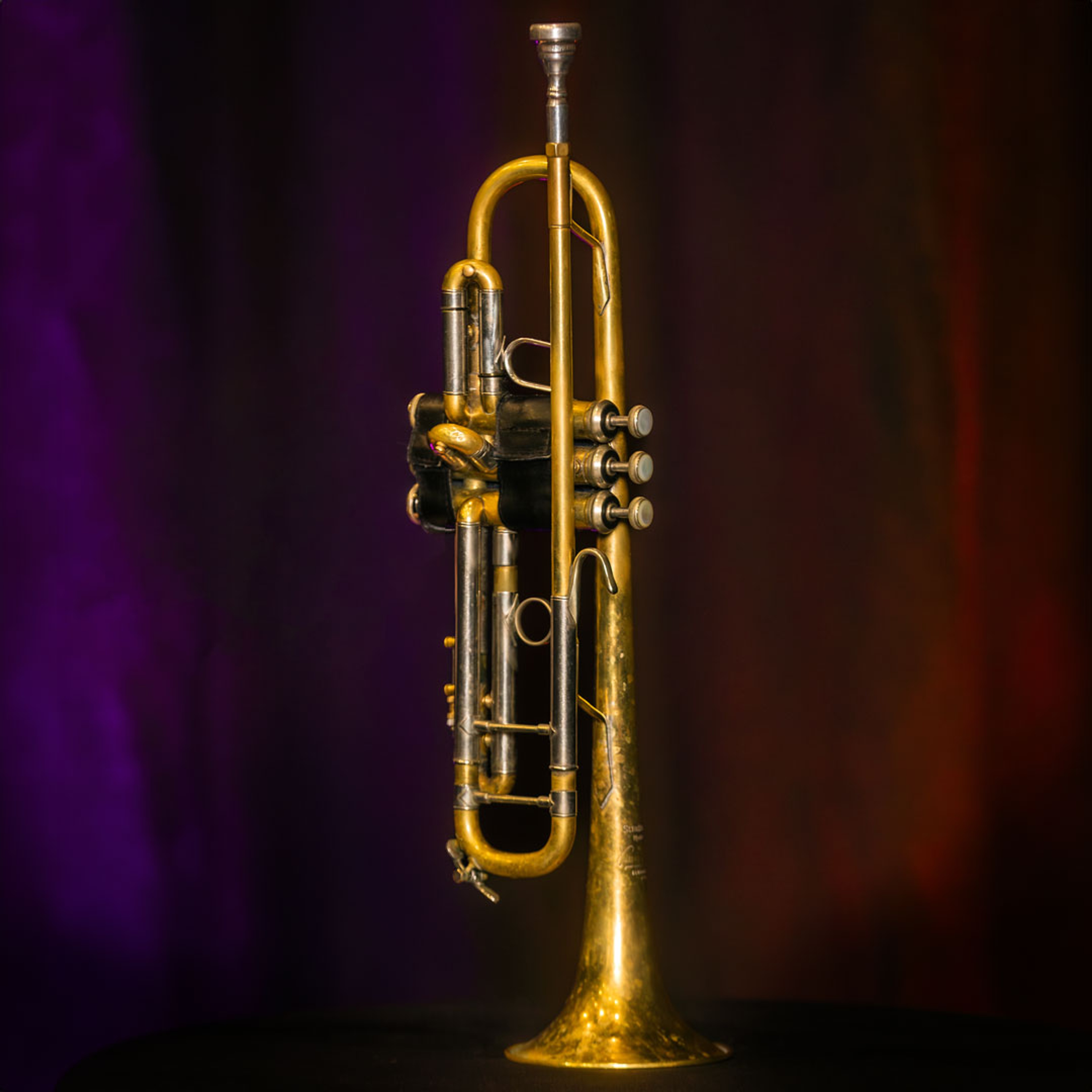 En trumpet mot en mörk bakgrund.