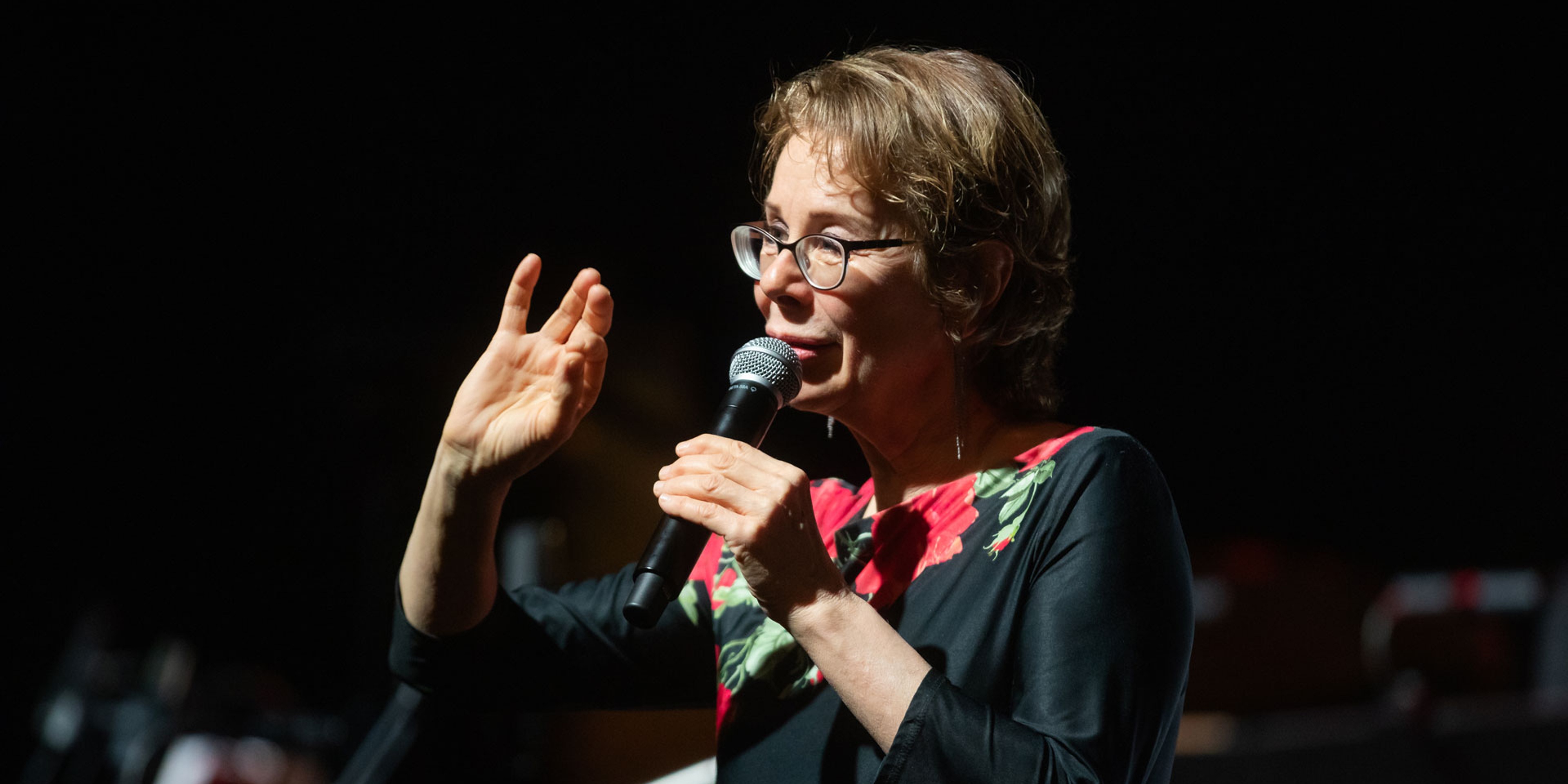 Ann-Sofi Söderqvist står på scenen