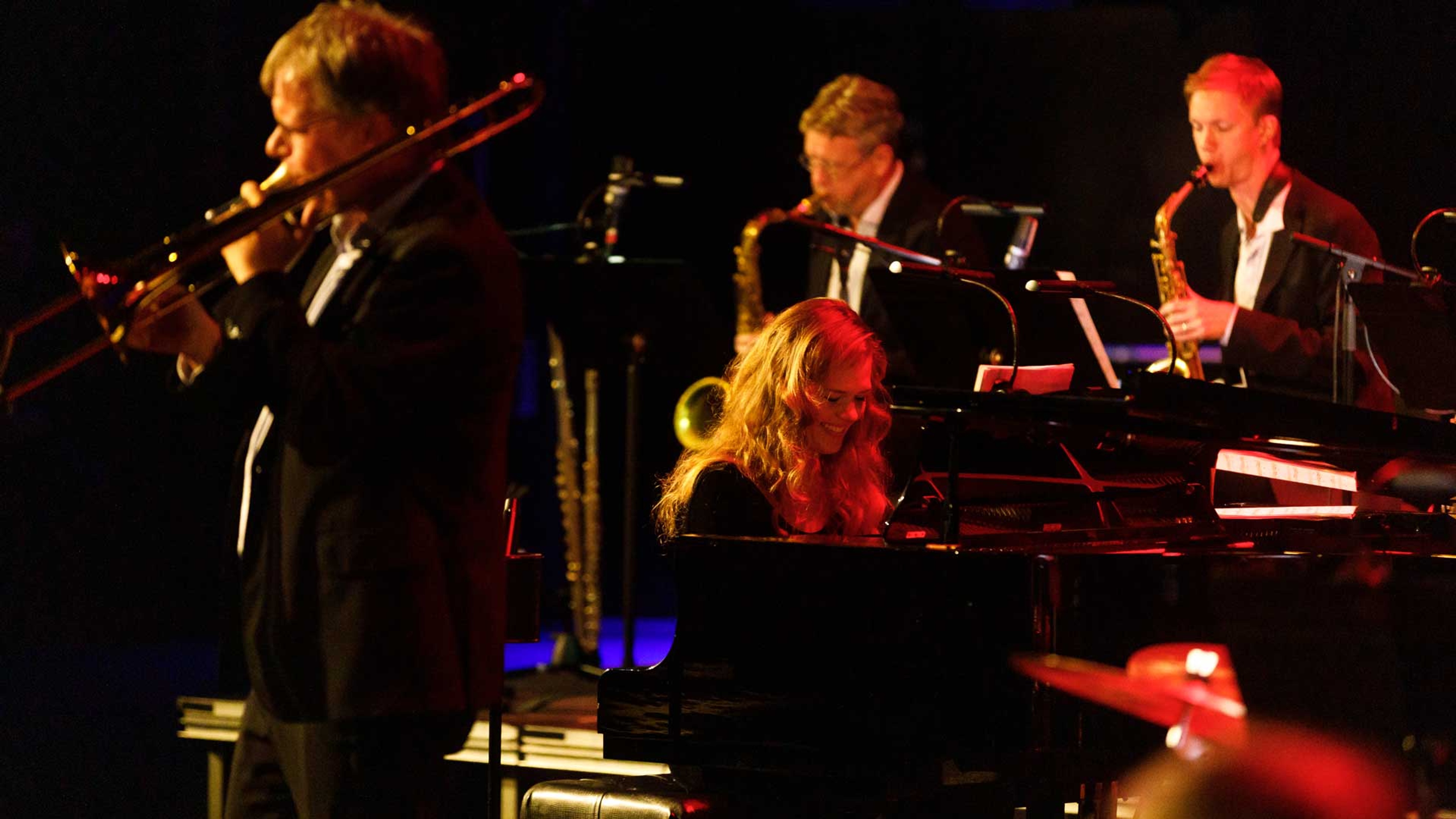 Kathrine Windfeld spelar piano tillsammans med musiker från Bohuslän Big Band.