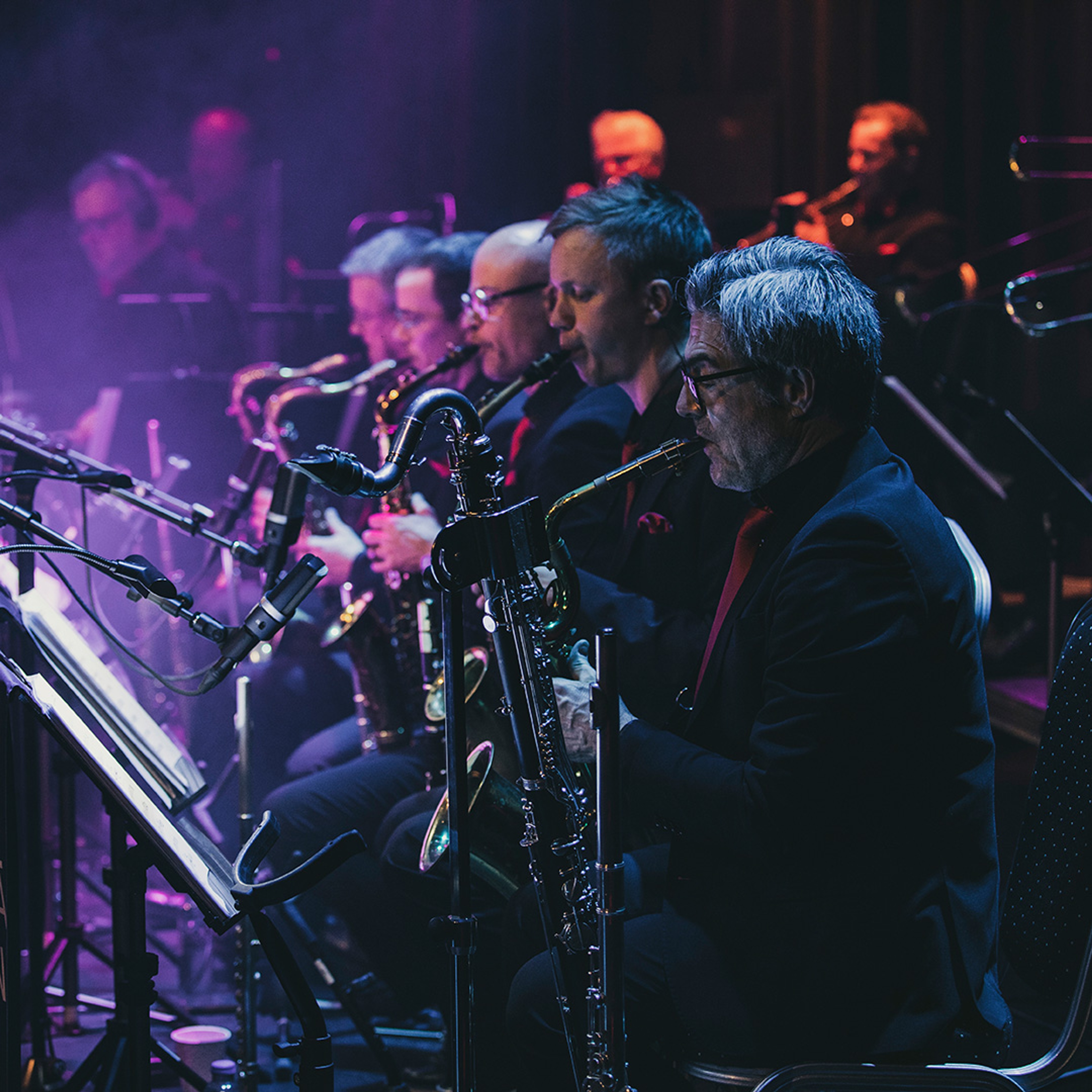 Bohuslän Big Band spelar på en scen.