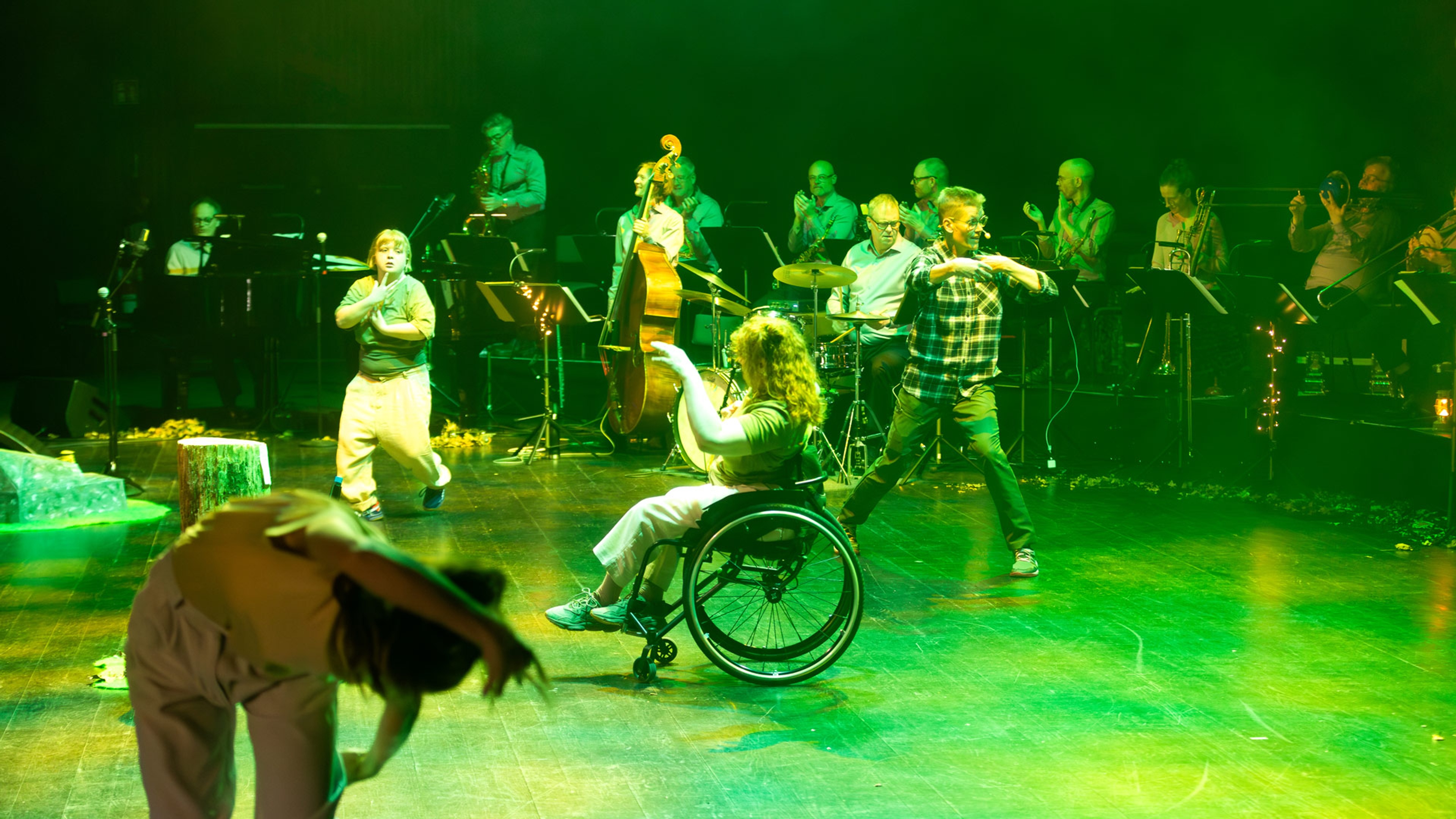 Dansare och Bohuslän Big Band på scen.