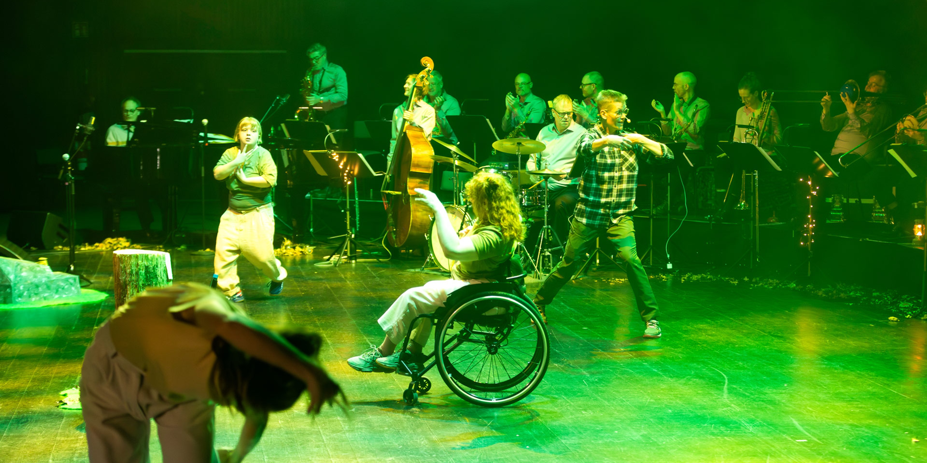 Dansare och Bohuslän Big Band på scen.