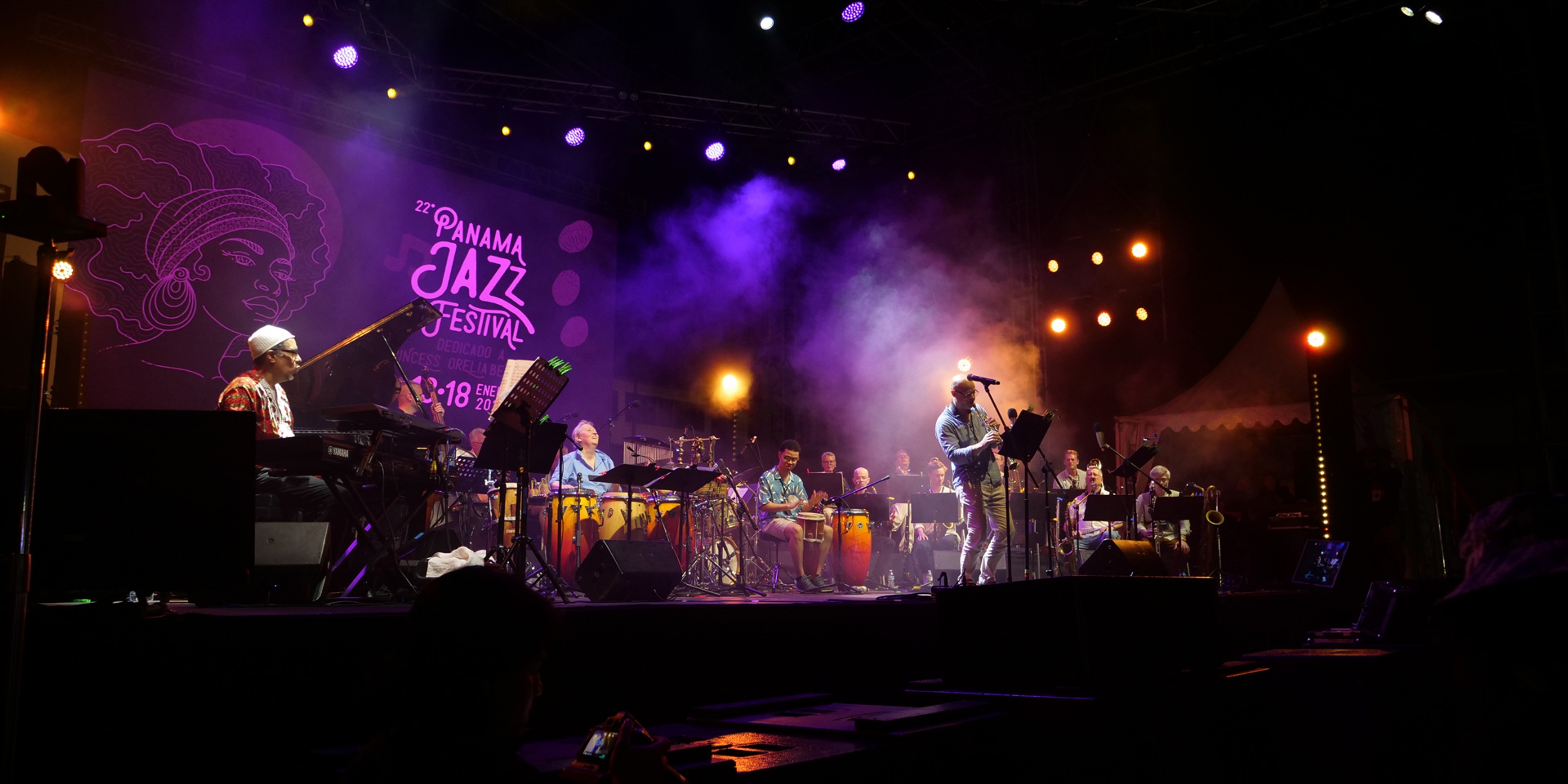 Bohuslän Big Band spelar på en scen tillsammans med Danilo Pérez.