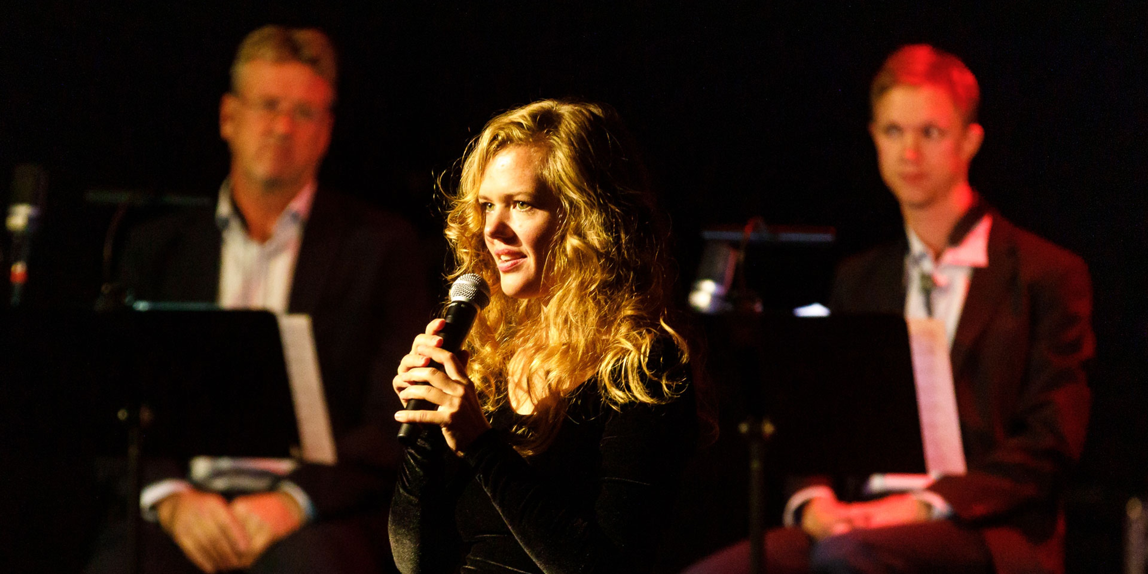 Katrine i fokus med musiker från Bohuslän Big Band runt sig