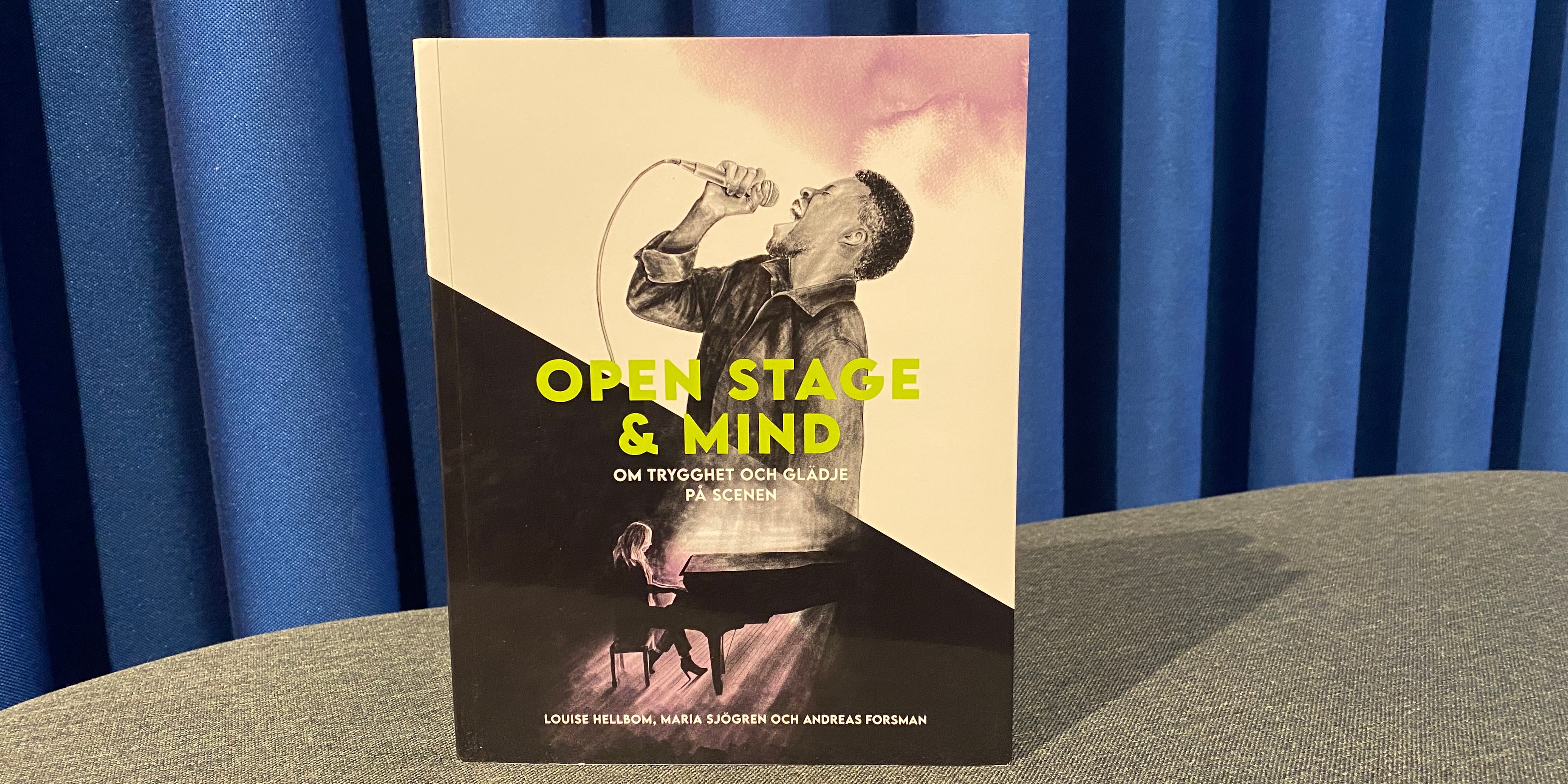 Framsidan av boken Open Stage & Mind mot en blå bakgrund.