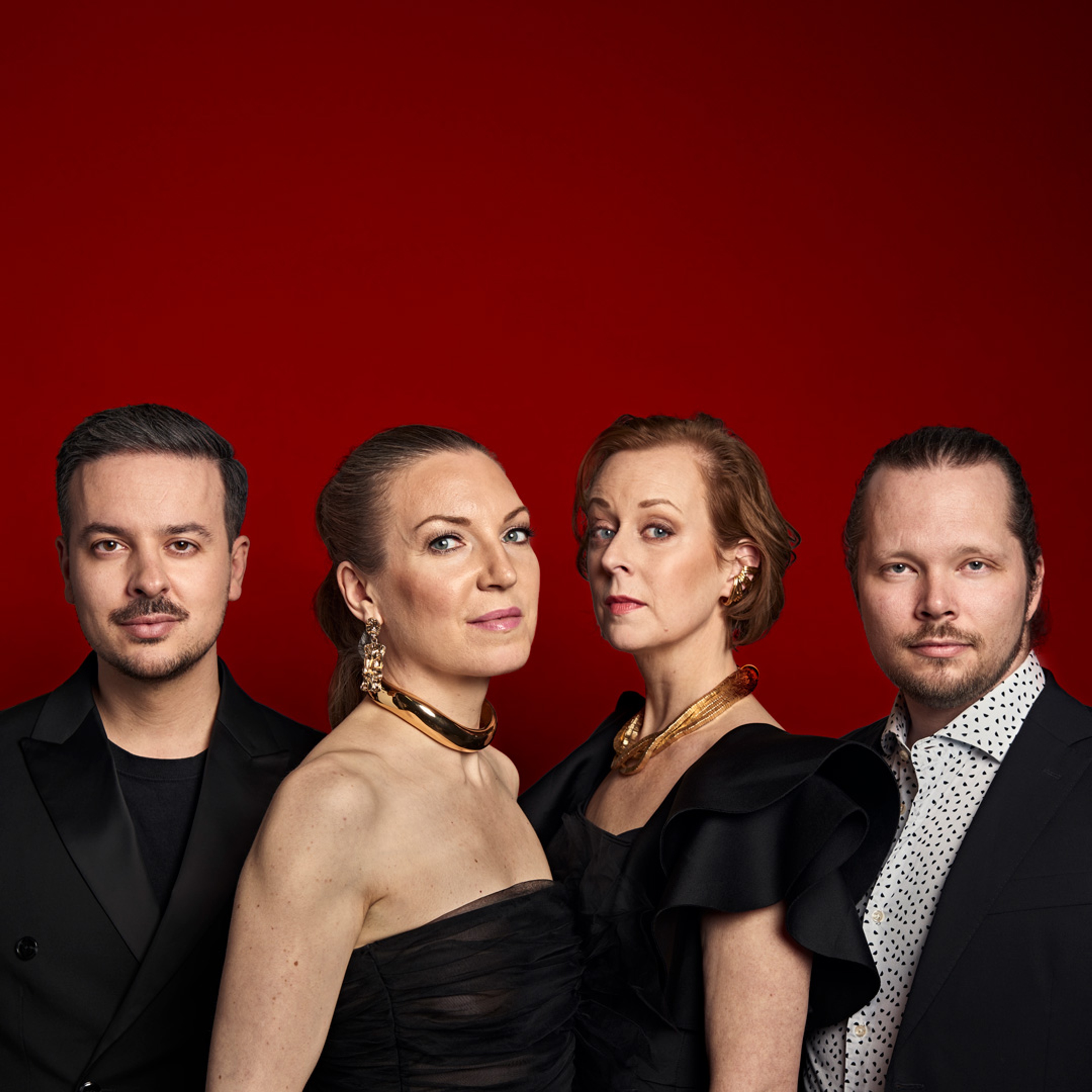 De fyra medlemmarna i Stockholm Voices mot en mörkröd bakgrund.