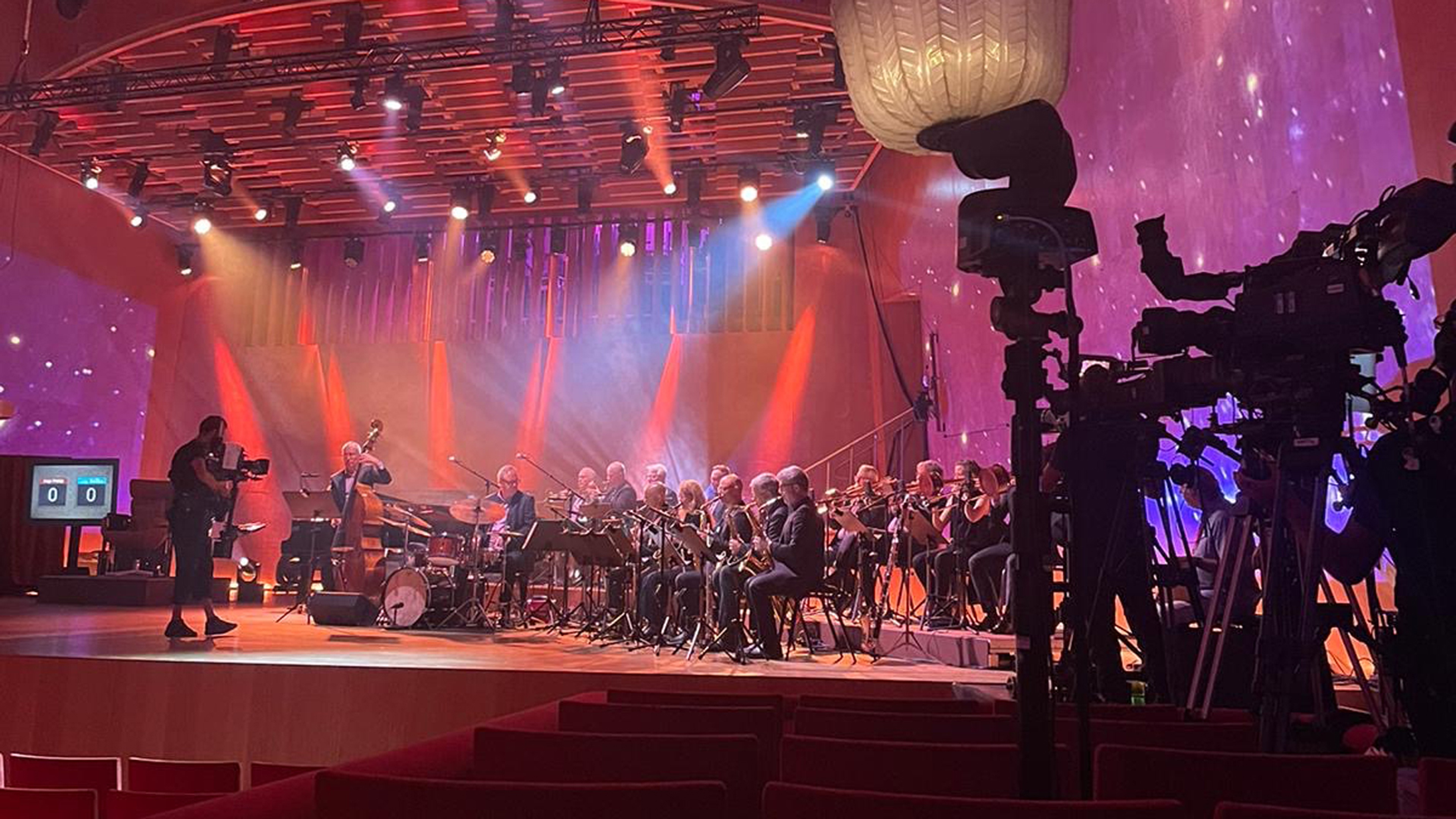 Bohuslän Big Band på scenen, filmkameror som filmar.