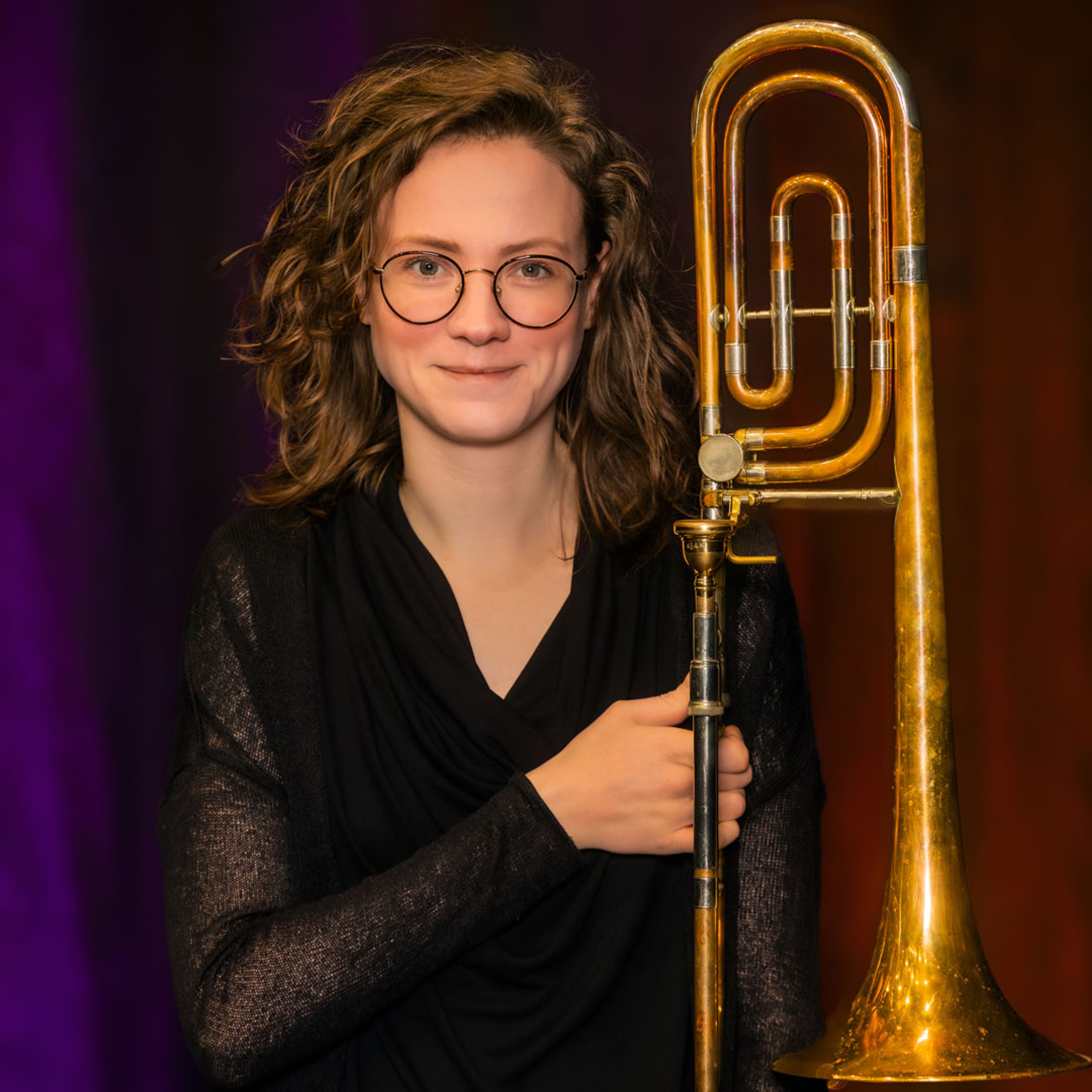 Hanne Småvik håller i en trombon.