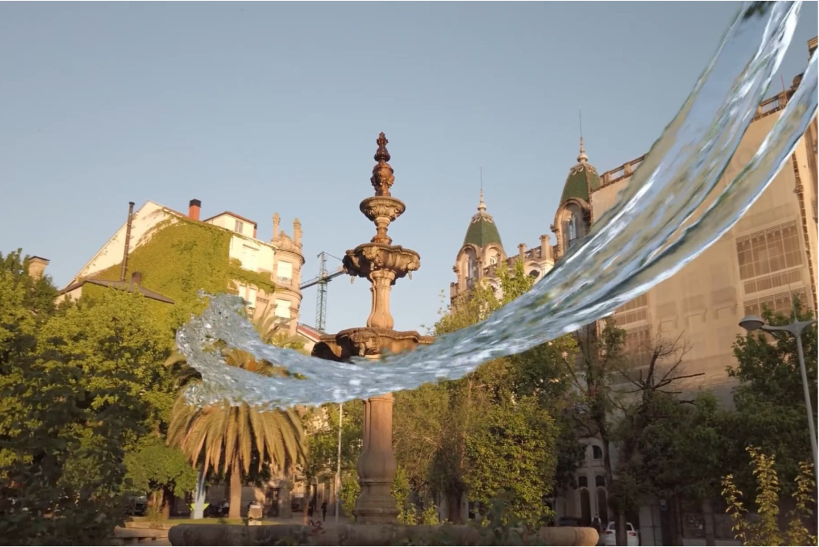Escena del spot El Camino entre Aguas, con una fuente histórica de Ourense rodeada por un efecto visual de agua que recorre la ciudad.