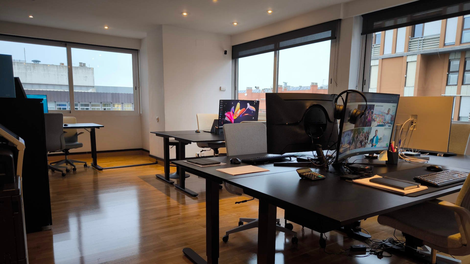 Sala de trabajo con escritorios y monitores