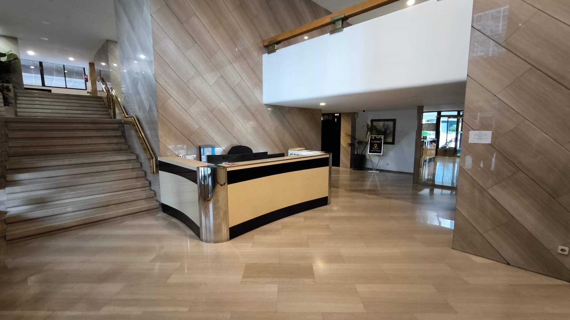Recepción y escaleras de las oficinas de Madrid