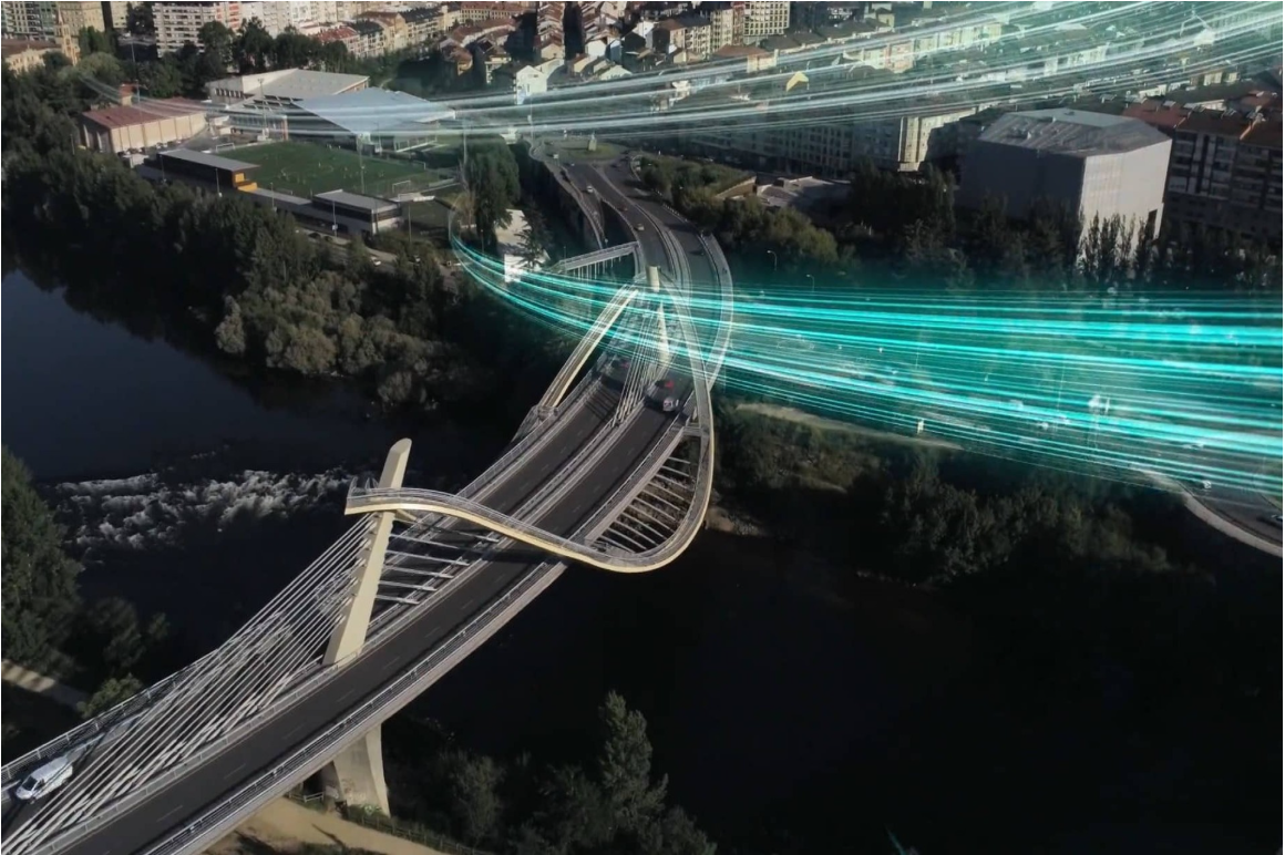 Vista aérea de un puente en Galicia con líneas gráficas luminosas superpuestas, perteneciente a la cabecera de TVG para las elecciones al Parlamento de Galicia de 2020.
