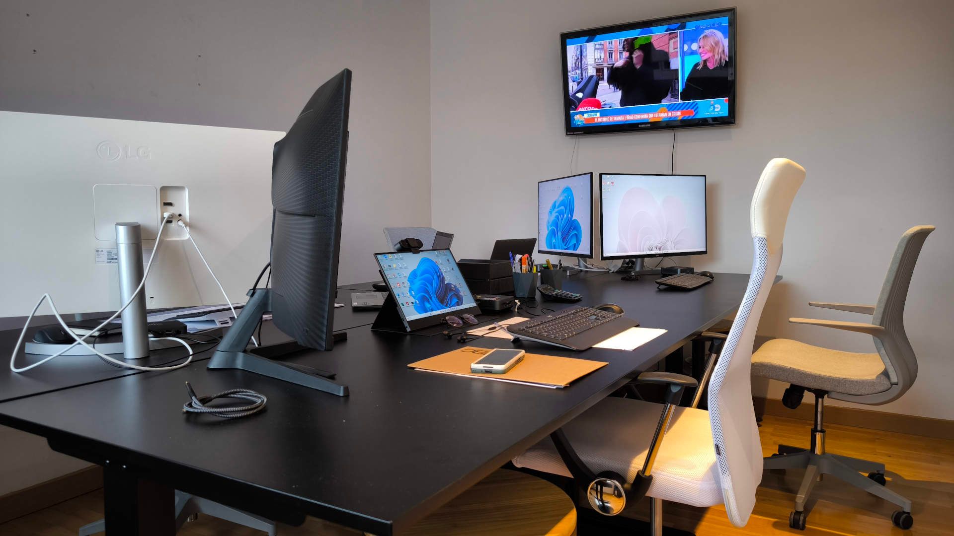 Puesto de edición con varios monitores