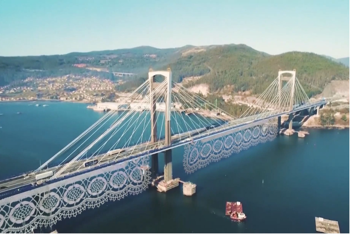 Vista aérea del puente de Rande, decorado digitalmente con motivos de encaje tradicional de Camariñas.