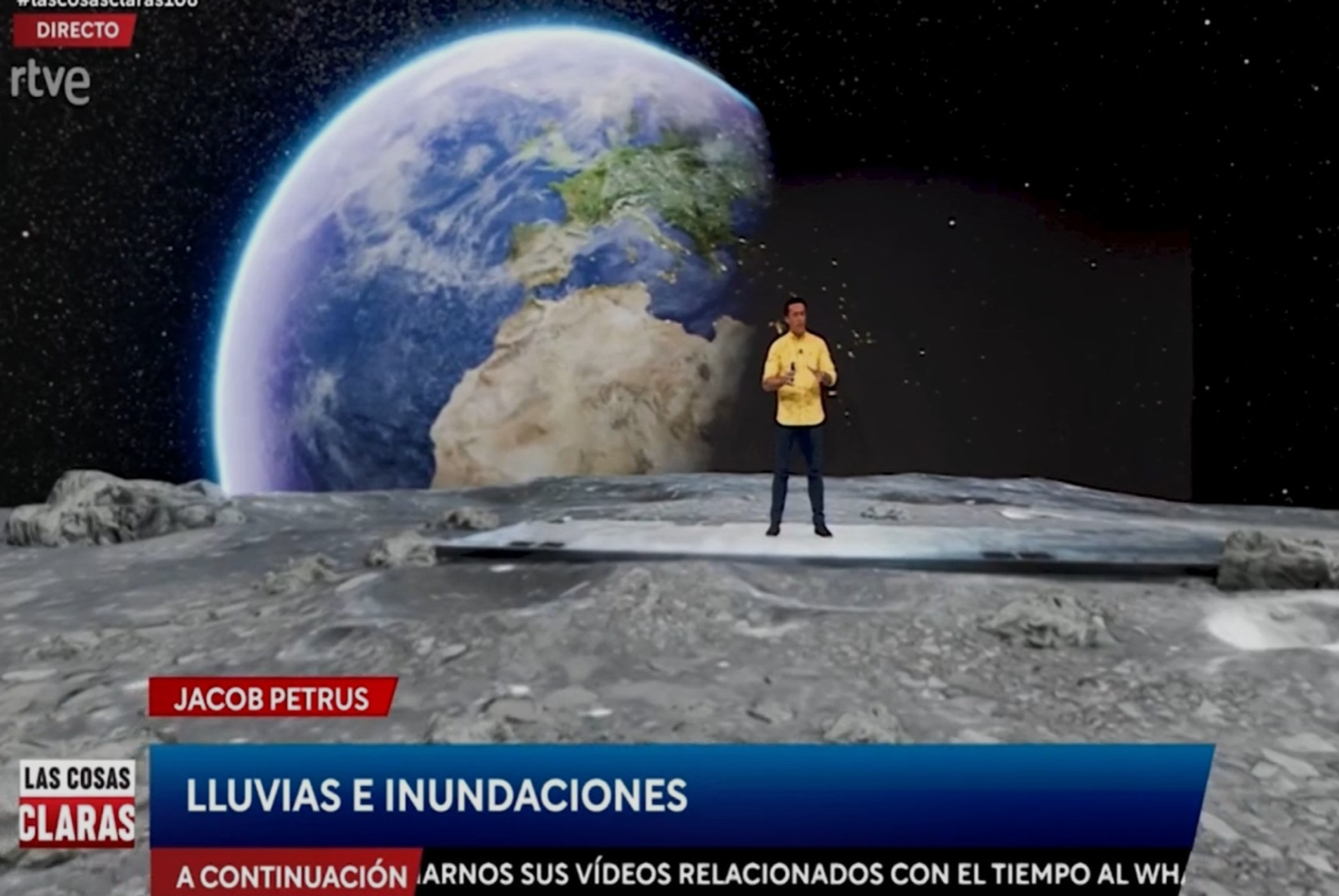 Inmersivo con presentador sobre superficie lunar 