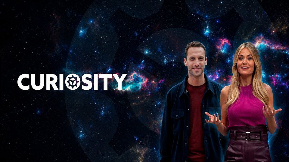 Imagen promocional de Curiosity con sus presentadores sobre un fondo espacial.