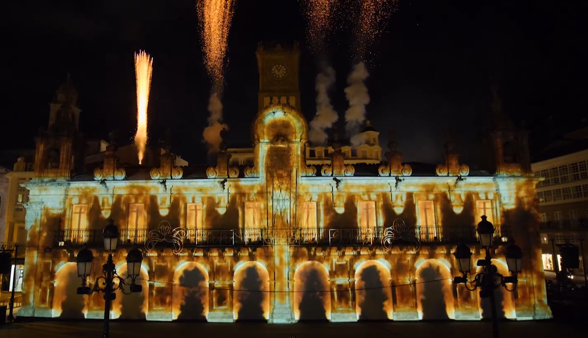 Espectáculo de videomapping y pirotecnia de Froilán, meu fillo, con proyecciones sobre la fachada del Concello de Lugo y efectos de fuego integrados en la puesta en escena.
