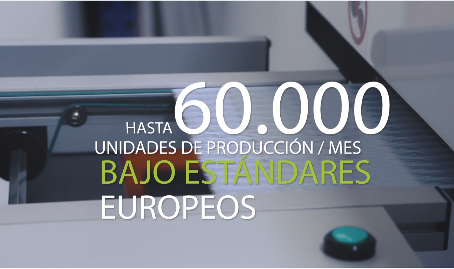 Detalle de una línea de producción de Ilumia con grafismos que destacan una capacidad de hasta 60.000 unidades mensuales bajo estándares europeos.