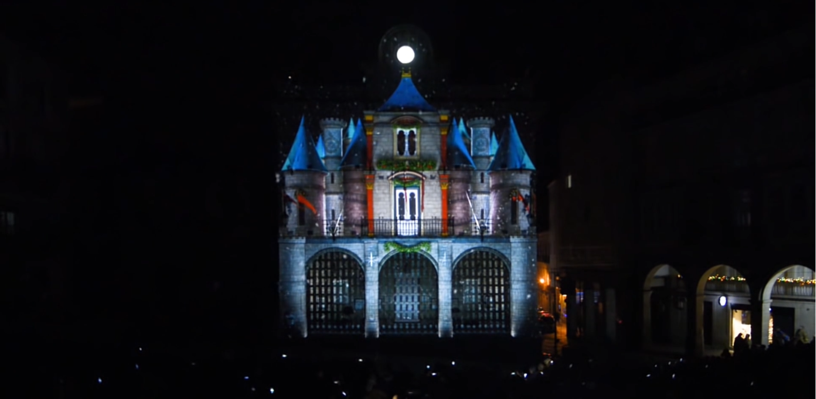 Proyección de videomapping sobre el Concello de Ourense durante el espectáculo navideño Magostus, O pequeno paxe, transformada visualmente en un castillo iluminado.