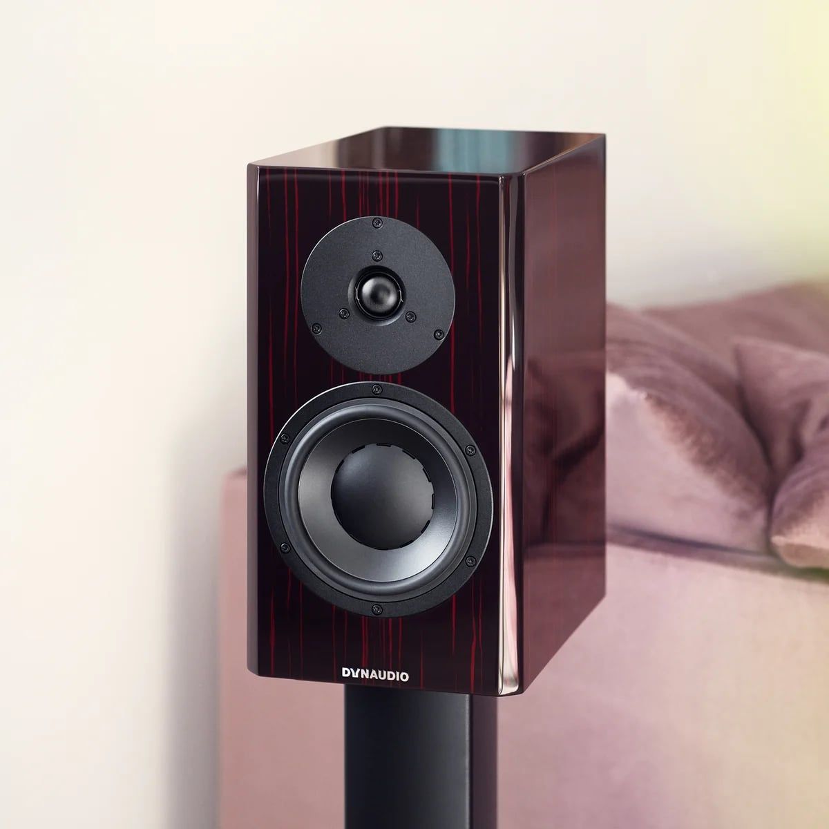 Dynaudio Special Forty i finishen Red Vine på stativ i butiken hos Balance