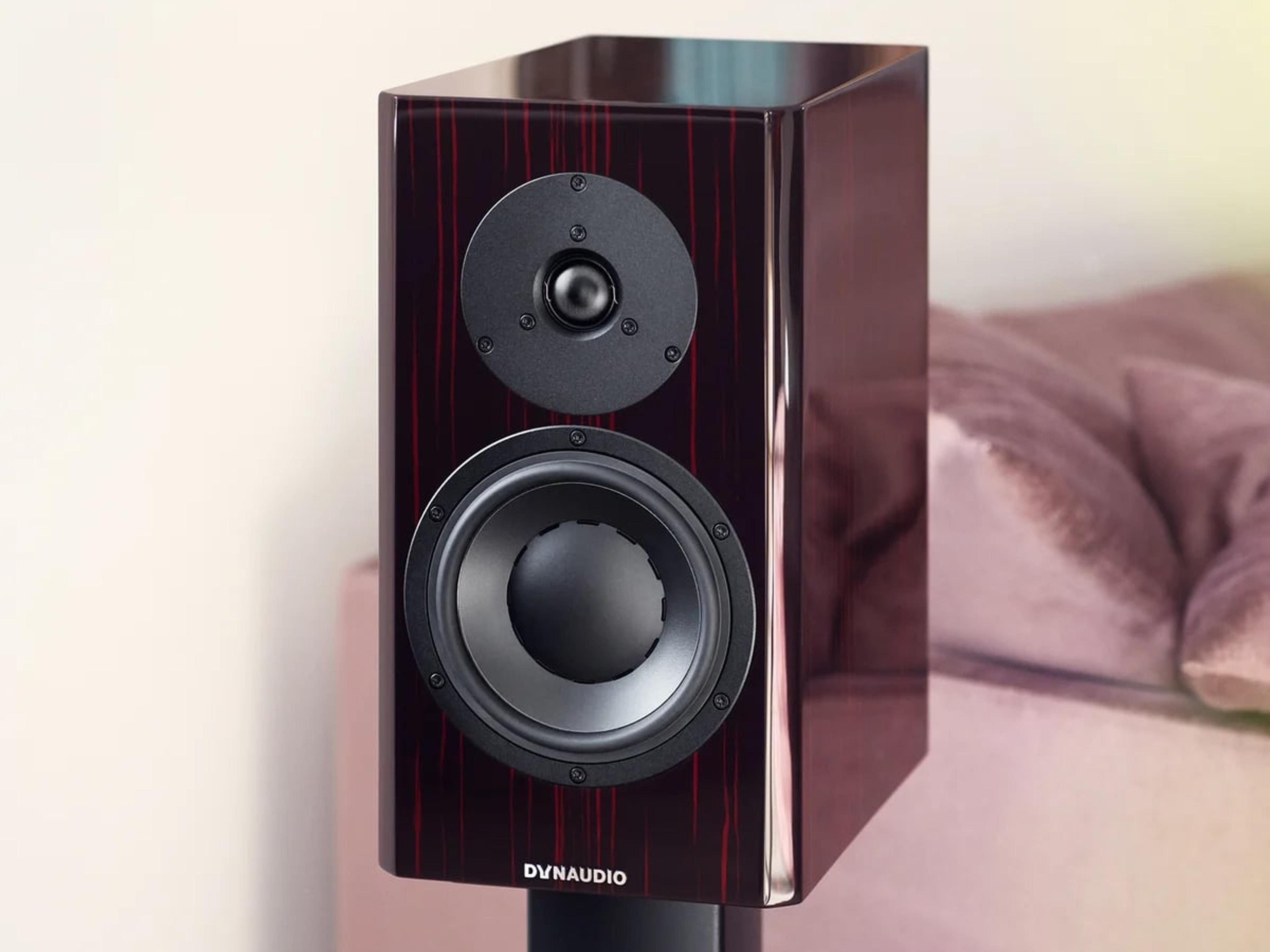 Dynaudio Special Forty i finishen Red Vine på stativ i butiken hos Balance