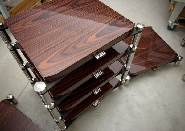 NEO High End rack i högblank palisander med stolpar i stål
