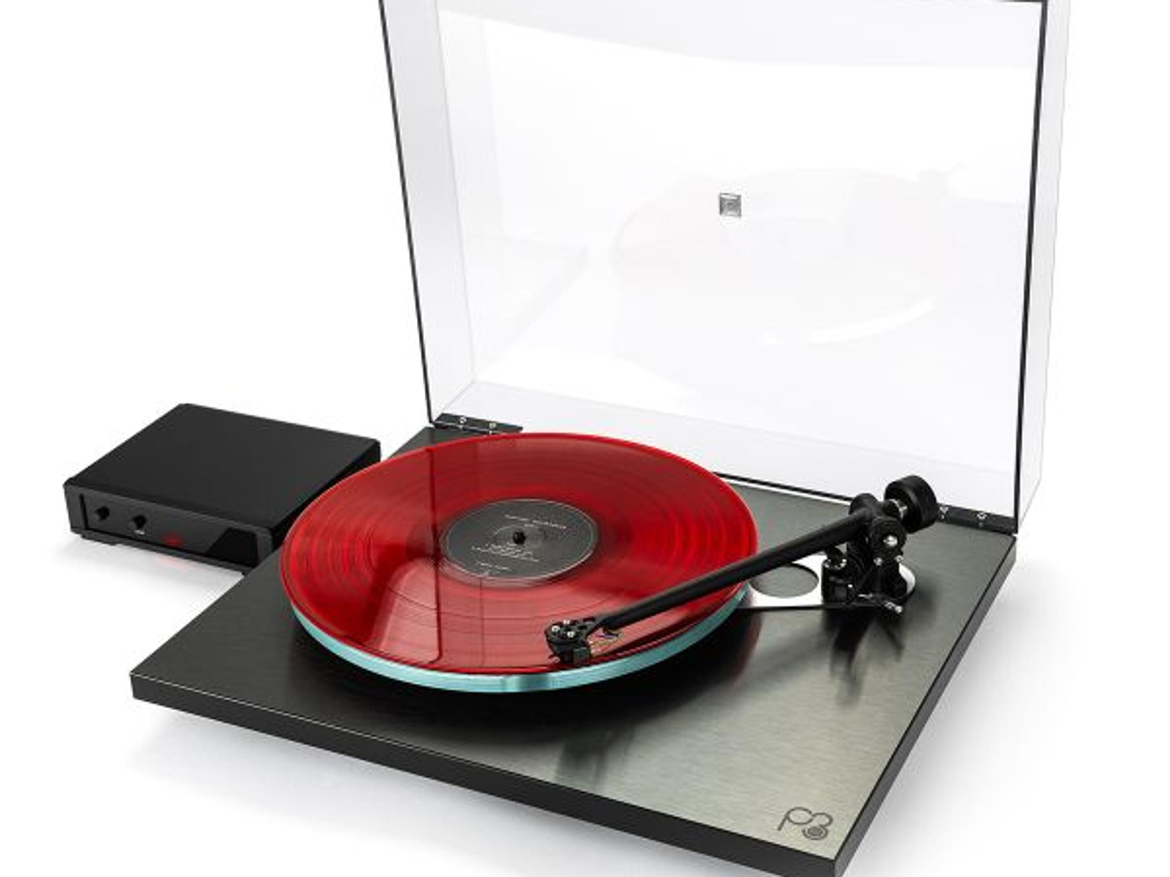 Rega Planar 3 skivspelare i svart med separat strömförsörjning och röd vinylskiva