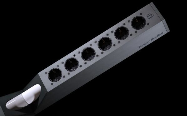 iFi Audio PowerStation nätlist i aluminium med sex uttag