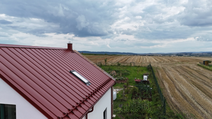 Střecha připravená na fotovoltaiku: Proč na panely myslet už v projektu